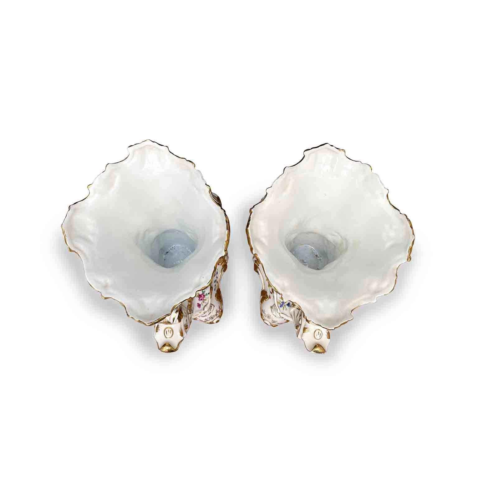 Paar französische Porzellanvasen mit Füllhorn 1800 Neorocaille Tulpenvasen (19th Century) im Angebot