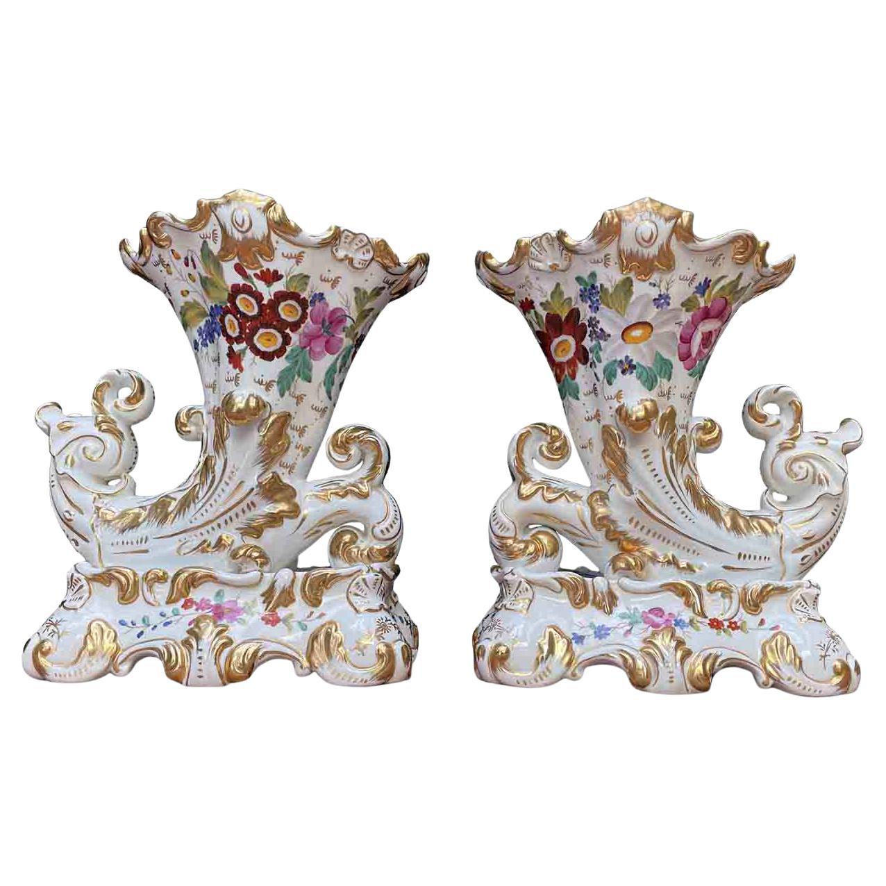 Paar französische Porzellanvasen mit Füllhorn 1800 Neorocaille Tulpenvasen im Angebot