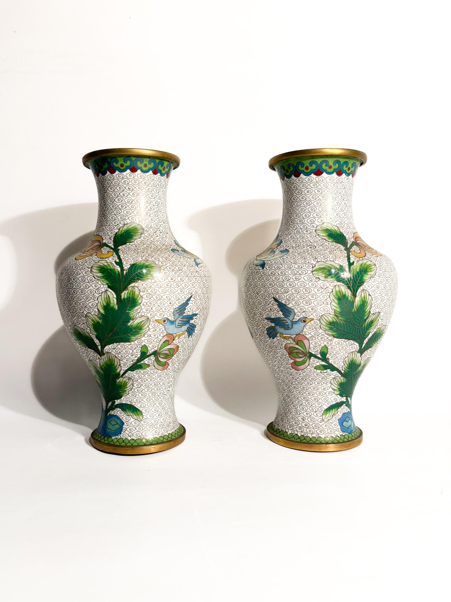 Pair of Chinese vases with floral motifs and hummingbirds, made in China in the 1950s

Ø cm 12 h cm 23

Cloisonné (pronounced 