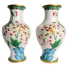 Pareja de jarrones chinos de cloisonné con motivos florales y colibríes Años 50