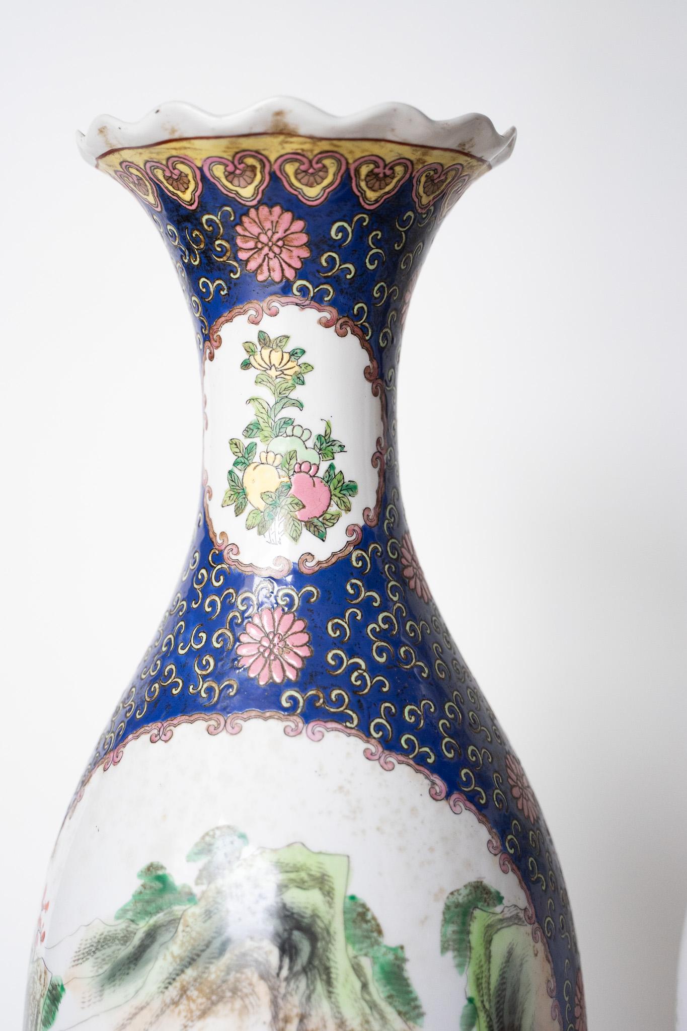 Pair Of Chinese Porcelain Vases Decorated With Various Colors In Good Condition For Sale In Badia Polesine, RO