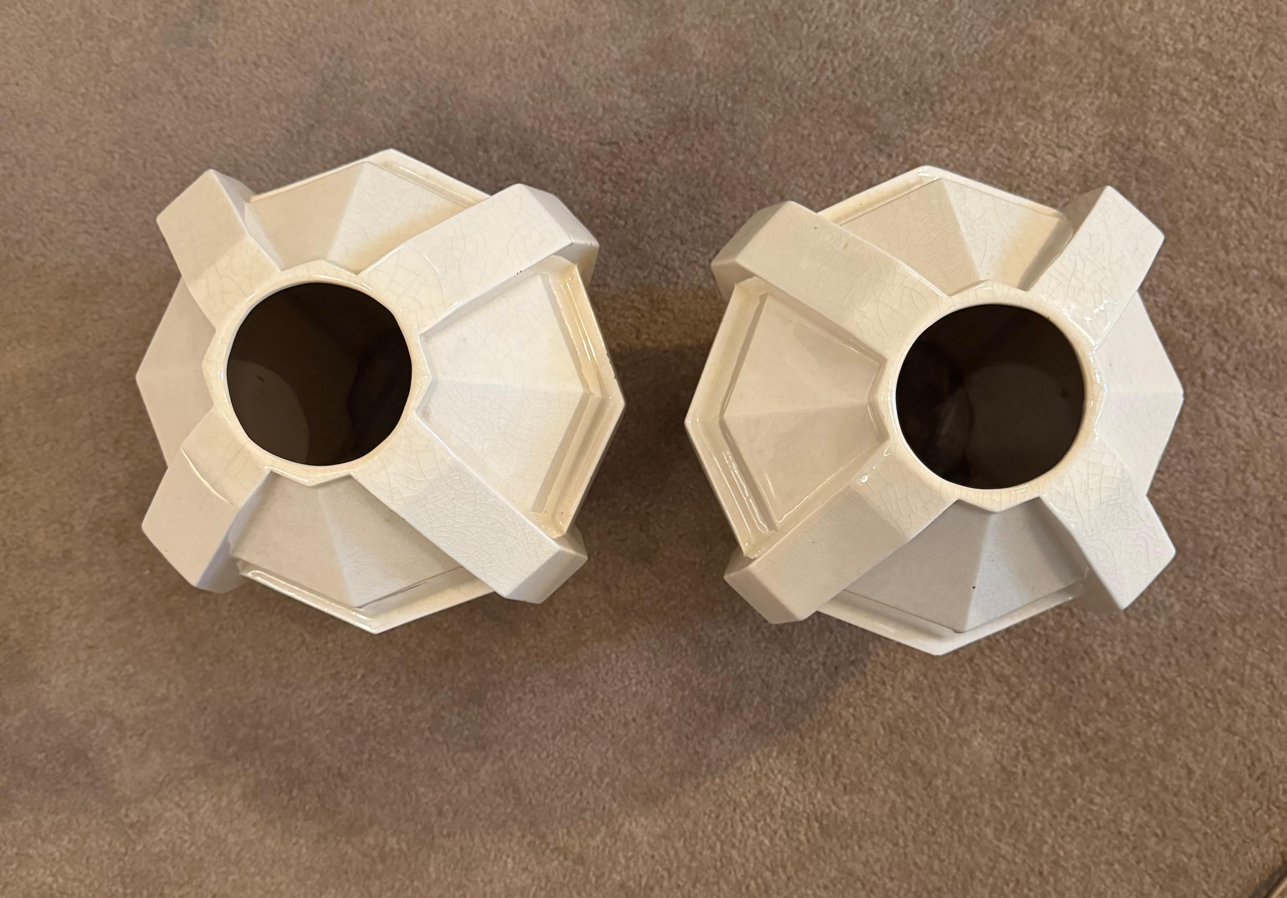 Rara coppia di vasi craquele, francesi degli anni 30.
Marchiati sul fondo “st clement”, principale produttore di questo tipo di vasi.
Sono pubblicati su tutti i libri di ceramiche art deco.
