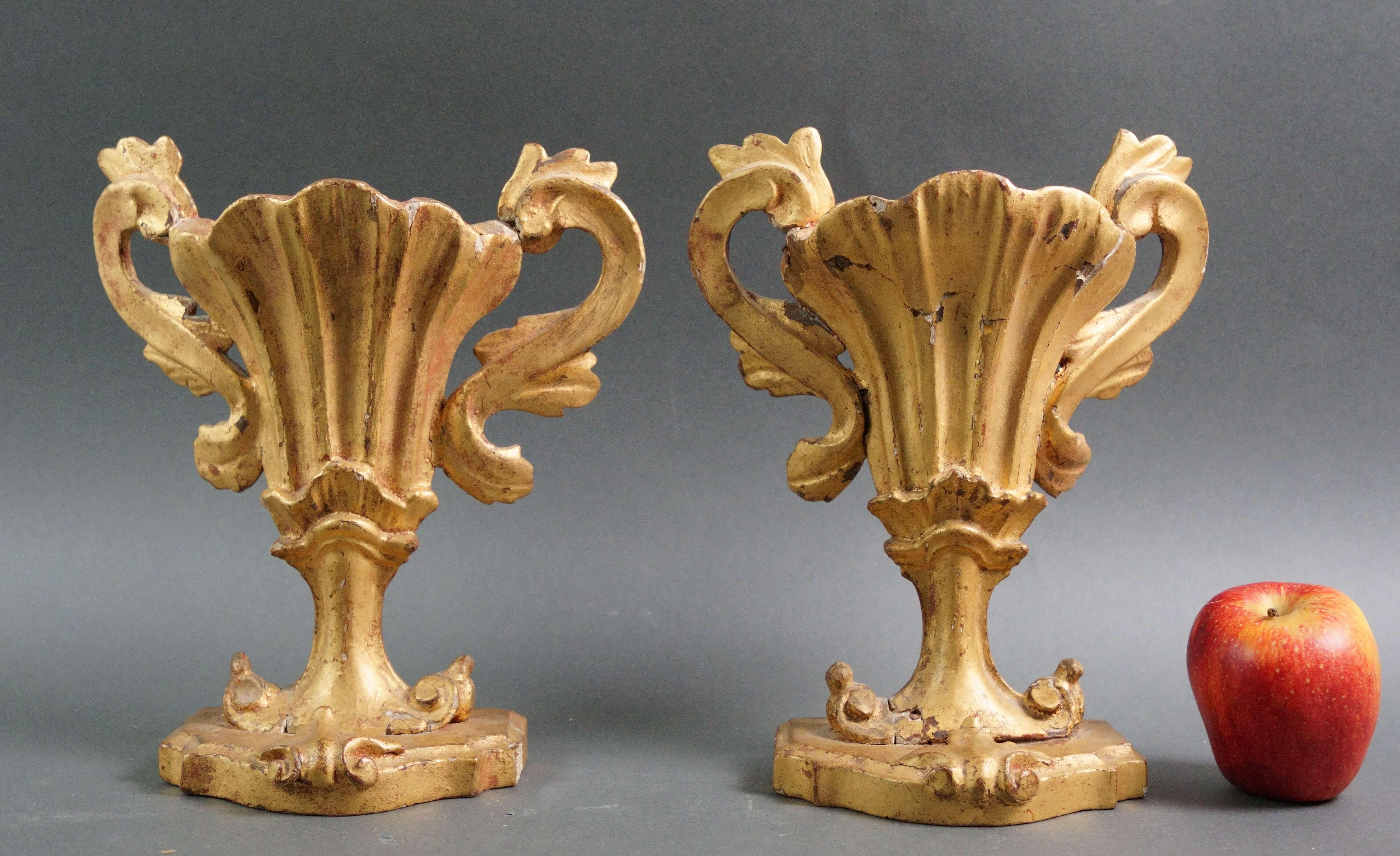 Magnifica coppia di vasi da altare in legno scolpito e dorato a foglia oro, Italia, fine XVIII secolo. Estremamente decorativi, questi graziosi vasi avevavo anche funzione di porta ceri o porta palme. Doratura originale ben conservata.  
In origine