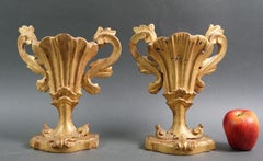 Coppia di Vasi da Altare o Porta palme in Legno Dorato Italia XVIII secolo