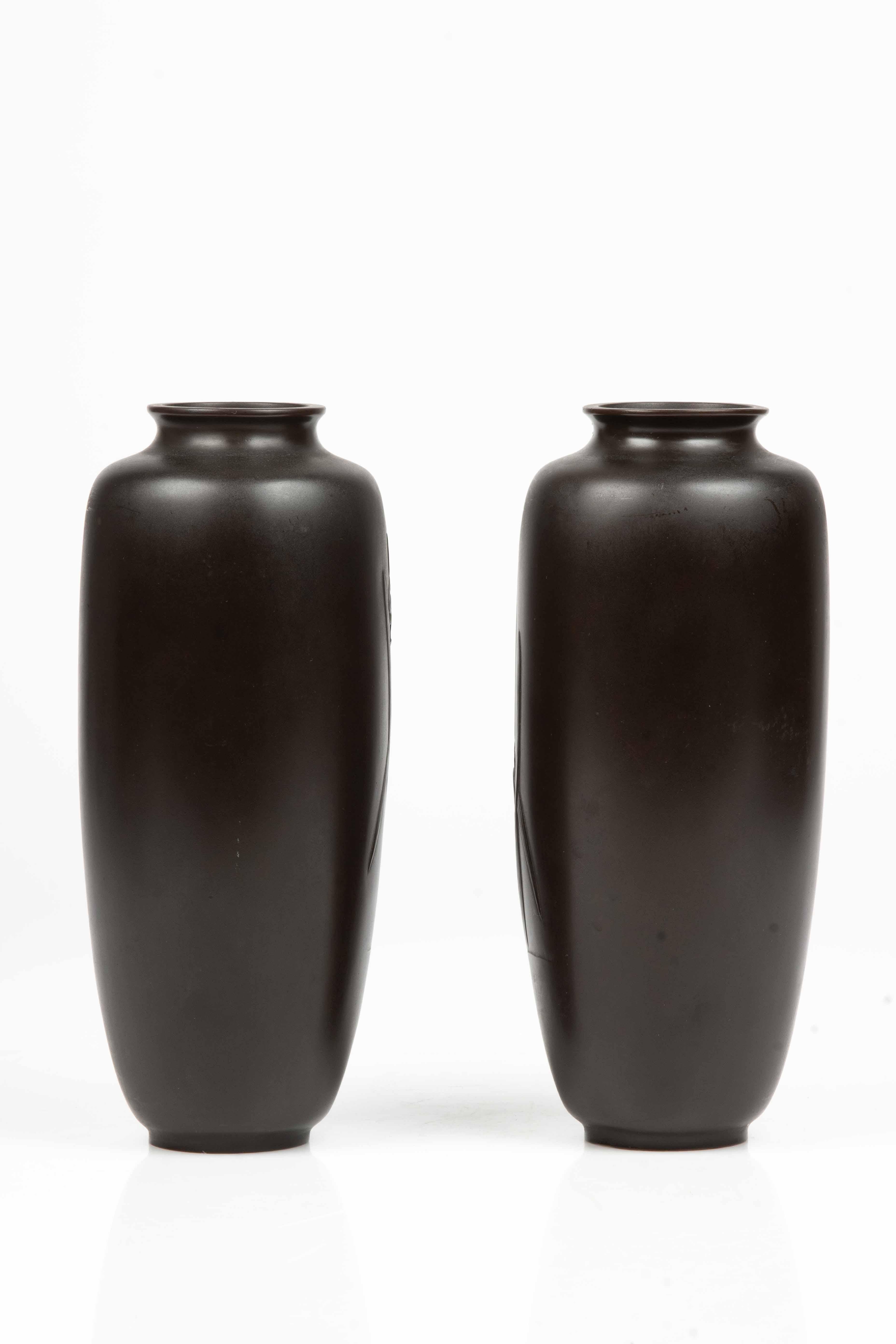 Japanese Coppia di vasi in bronzo giapponesi raffiguranti una coppia di garzette in vendita