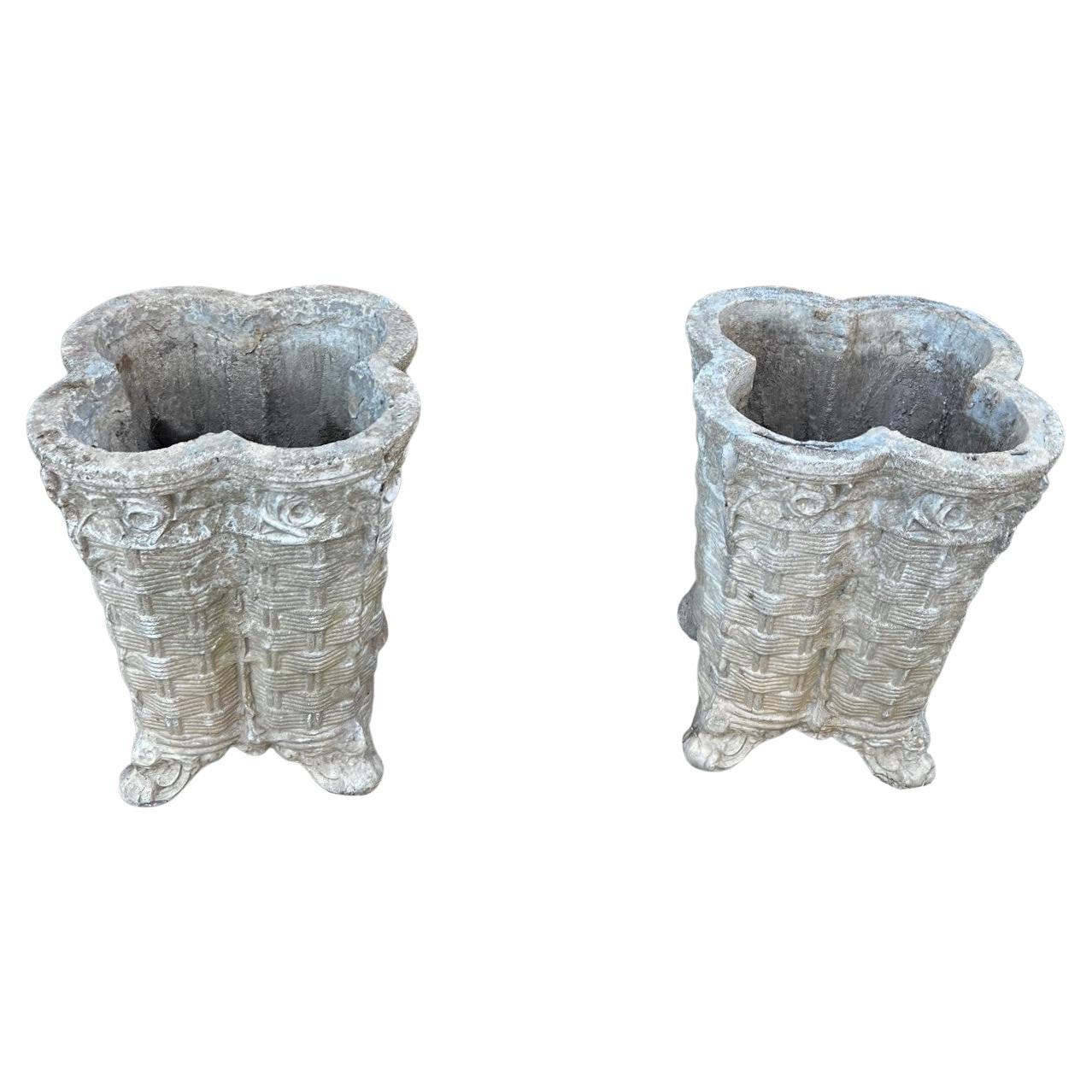 coppia di vasi in cemento, decorati a quadrifoglio intrecciato, italia