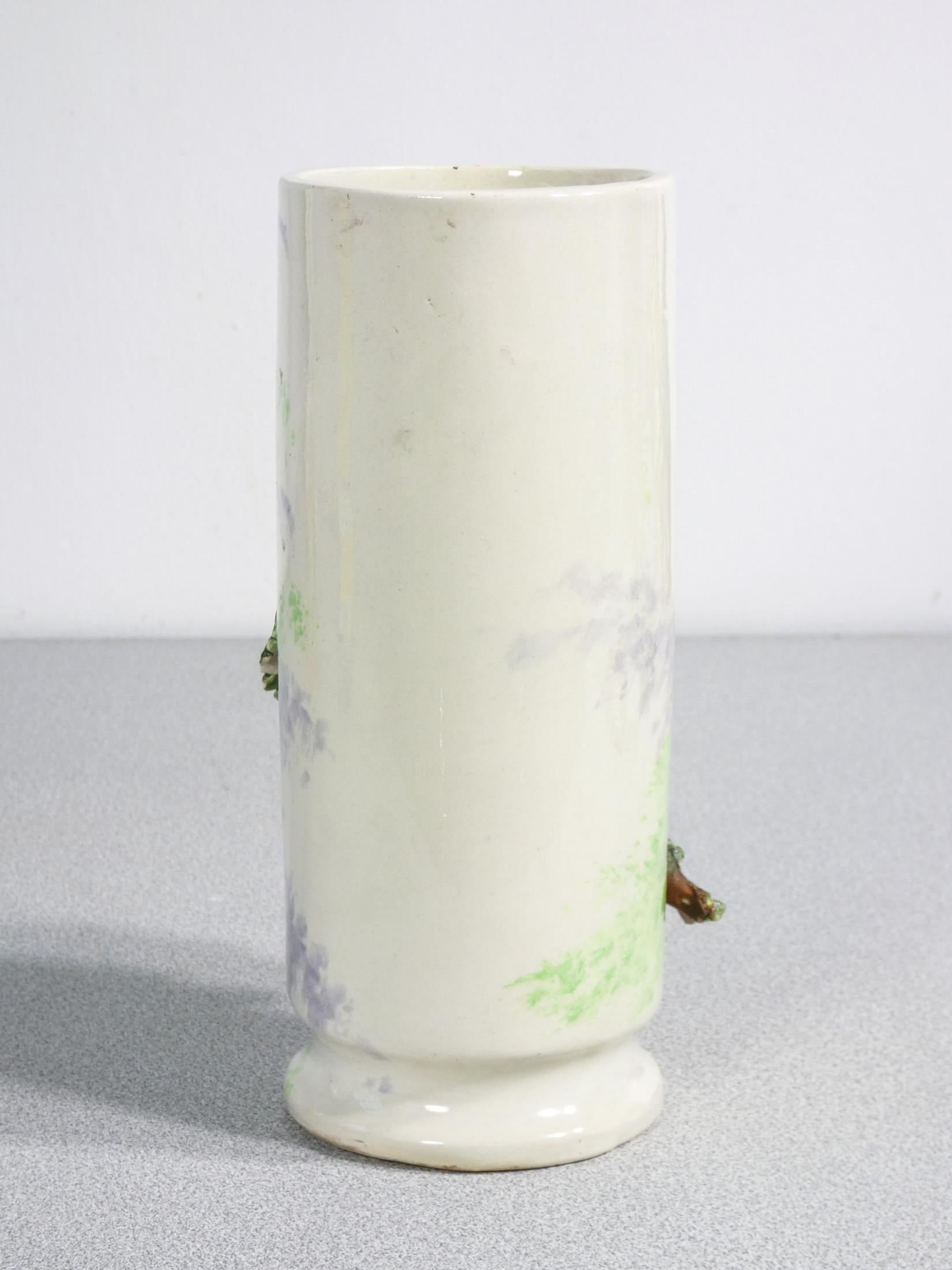 Coppia di vasi in ceramica barbotine, decorati con fiori e foglie. France, 1930s in vendita 4