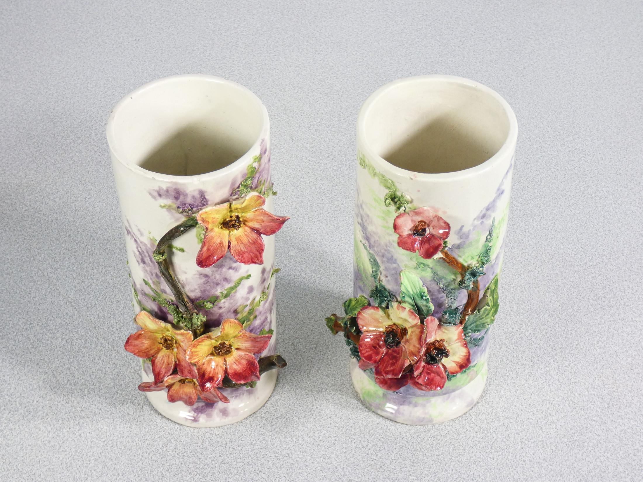Coppia di vasi in ceramica barbotine, decorati con fiori e foglie. France, 1930s in vendita 5