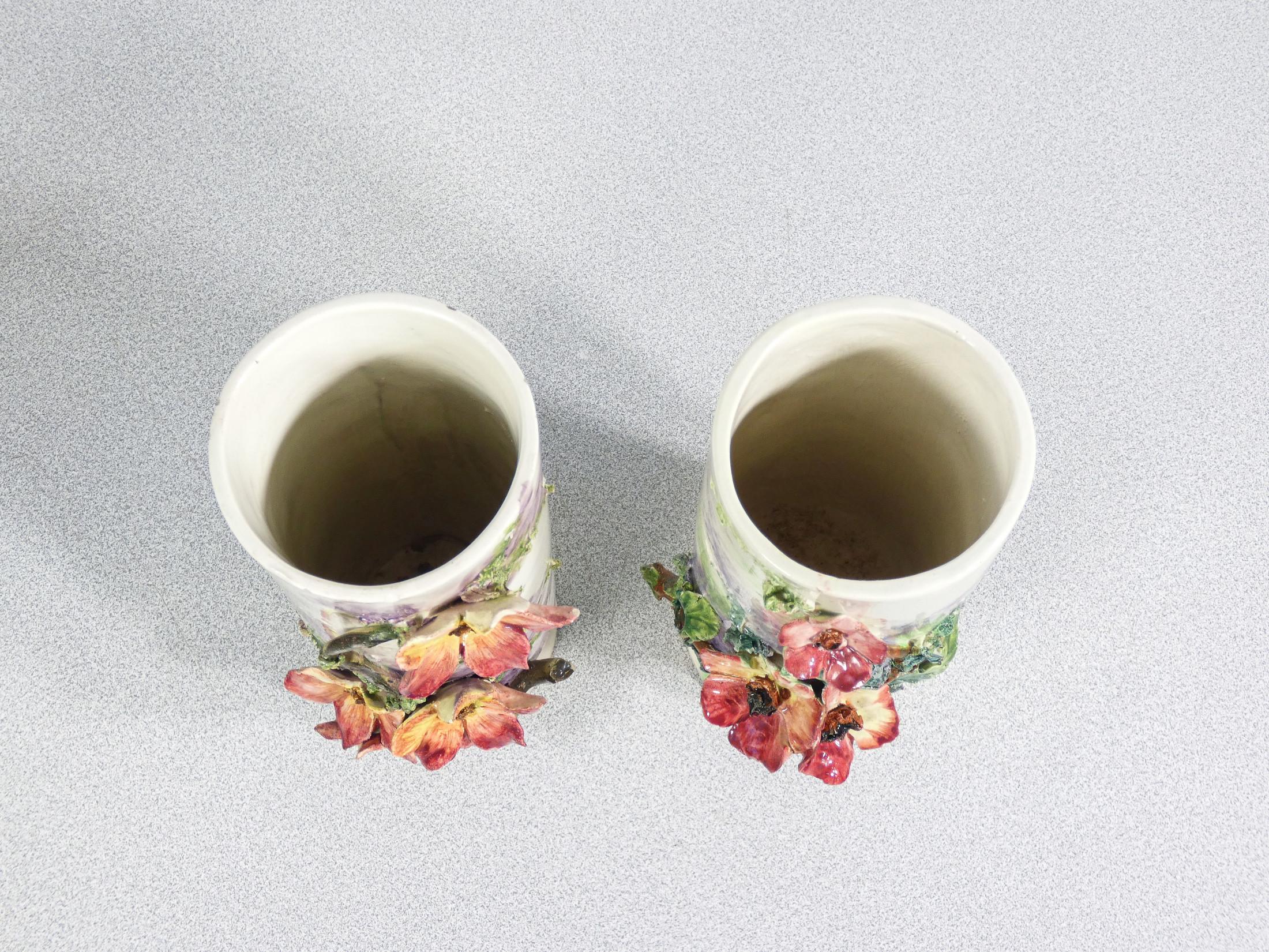 Coppia di vasi in ceramica barbotine, decorati con fiori e foglie. France, 1930s in vendita 6