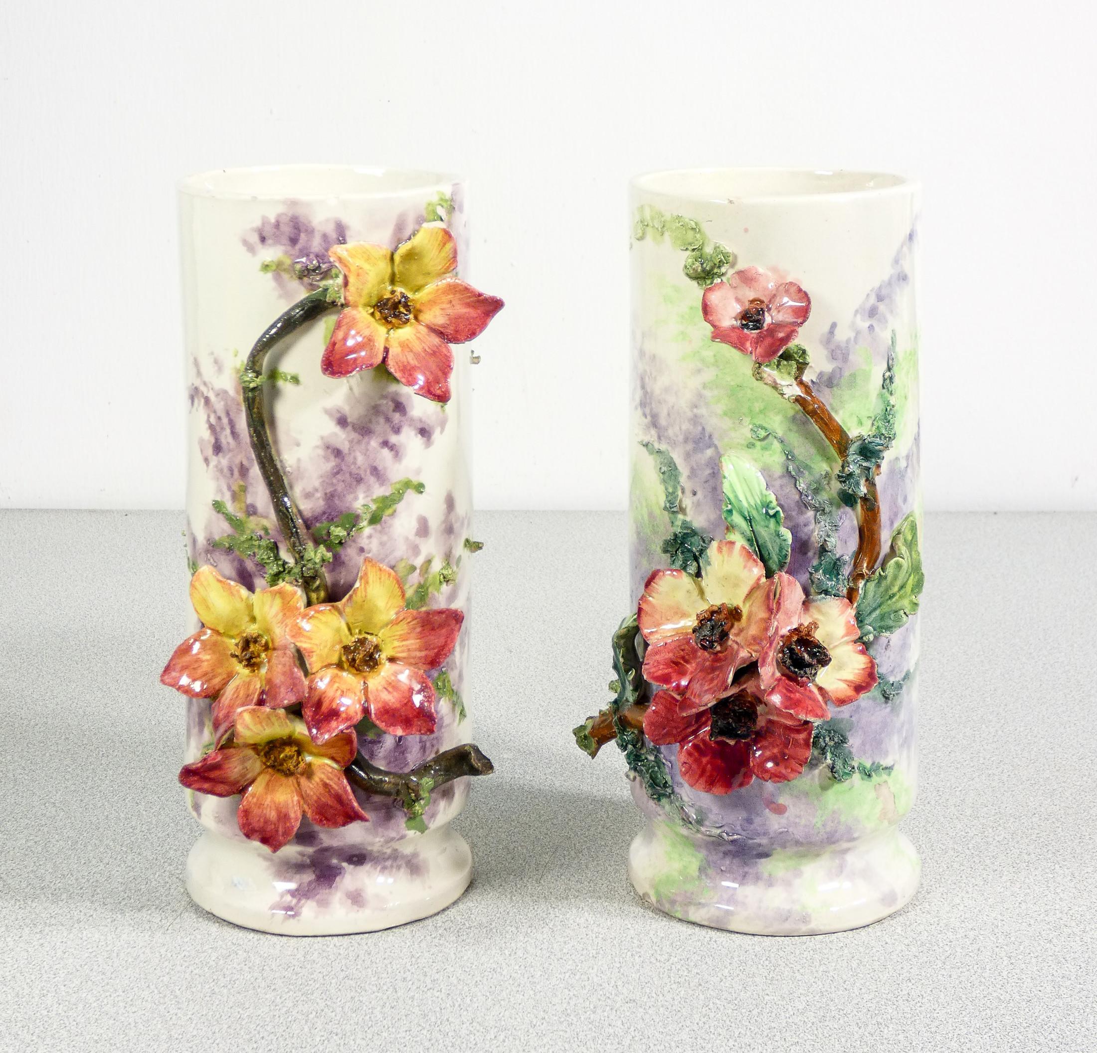 Coppia di vasi
in ceramica barbotine,
decorati con fiori
e foglie.

ORIGINE
Francia

PERIODO
Anni 30

MODELLO
Coppia di vasi con figure decorative di fiori e foglie

MATERIALI
Maiolica modellata, dipinta e smaltata

DIMENSIONI
H 22.5 cm
L 11 cm