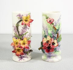 Paire de vases en céramique de type barbotine, décorés de fleurs et de feuilles. France, années 1930