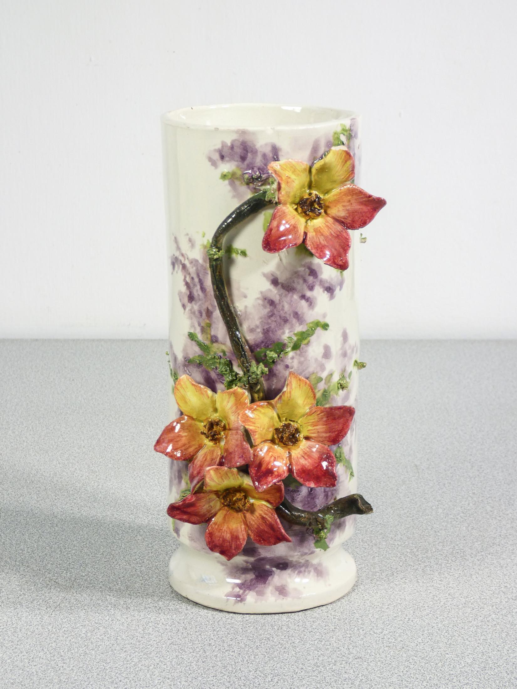 Art Nouveau Coppia di vasi in ceramica barbotine, decorati con fiori e foglie. France, 1930s in vendita