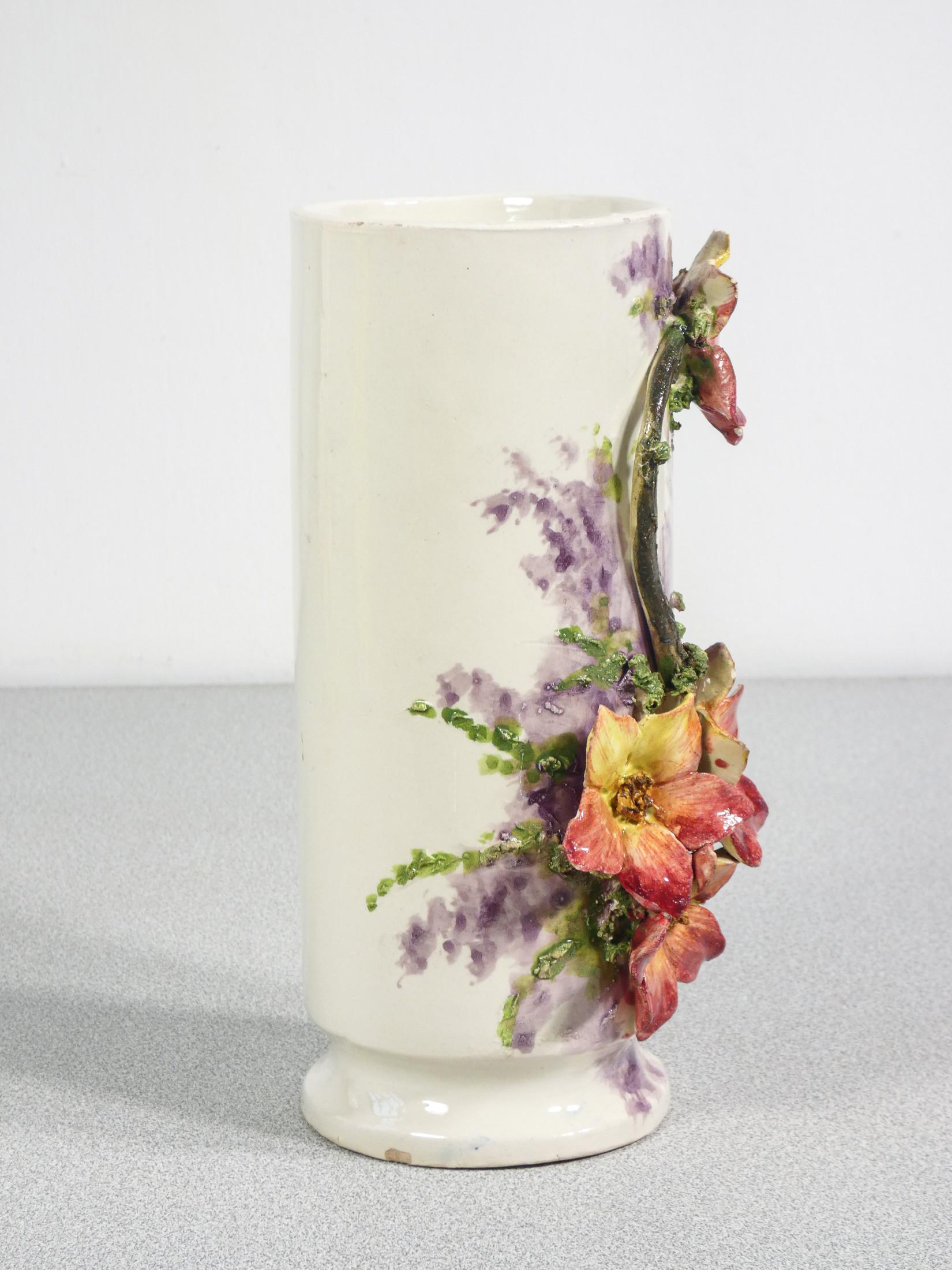 Coppia di vasi in ceramica barbotine, decorati con fiori e foglie. France, 1930s In condizioni buone in vendita a Torino, IT