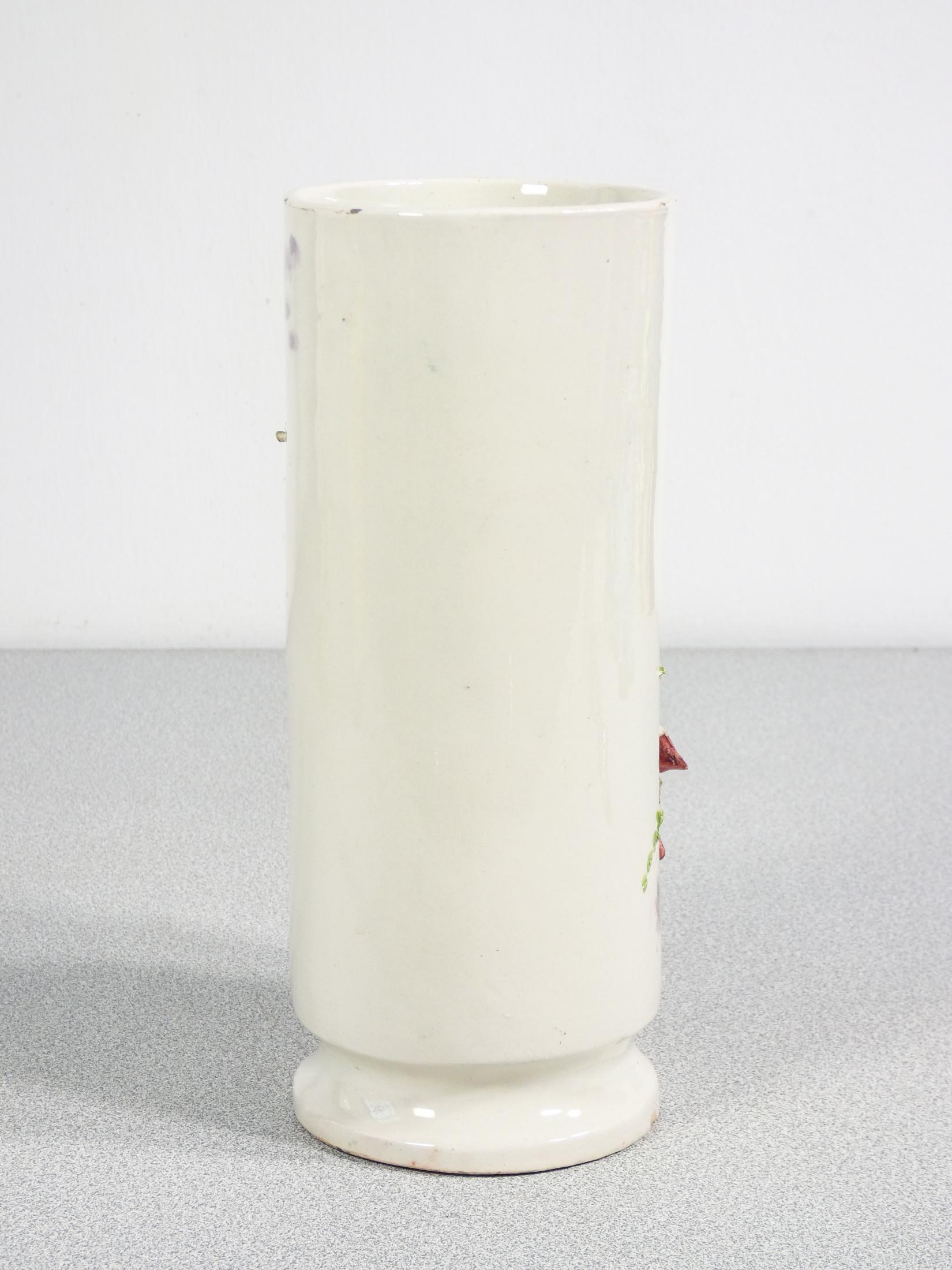 Mid-20th Century Coppia di vasi in ceramica barbotine, decorati con fiori e foglie. France, 1930s in vendita