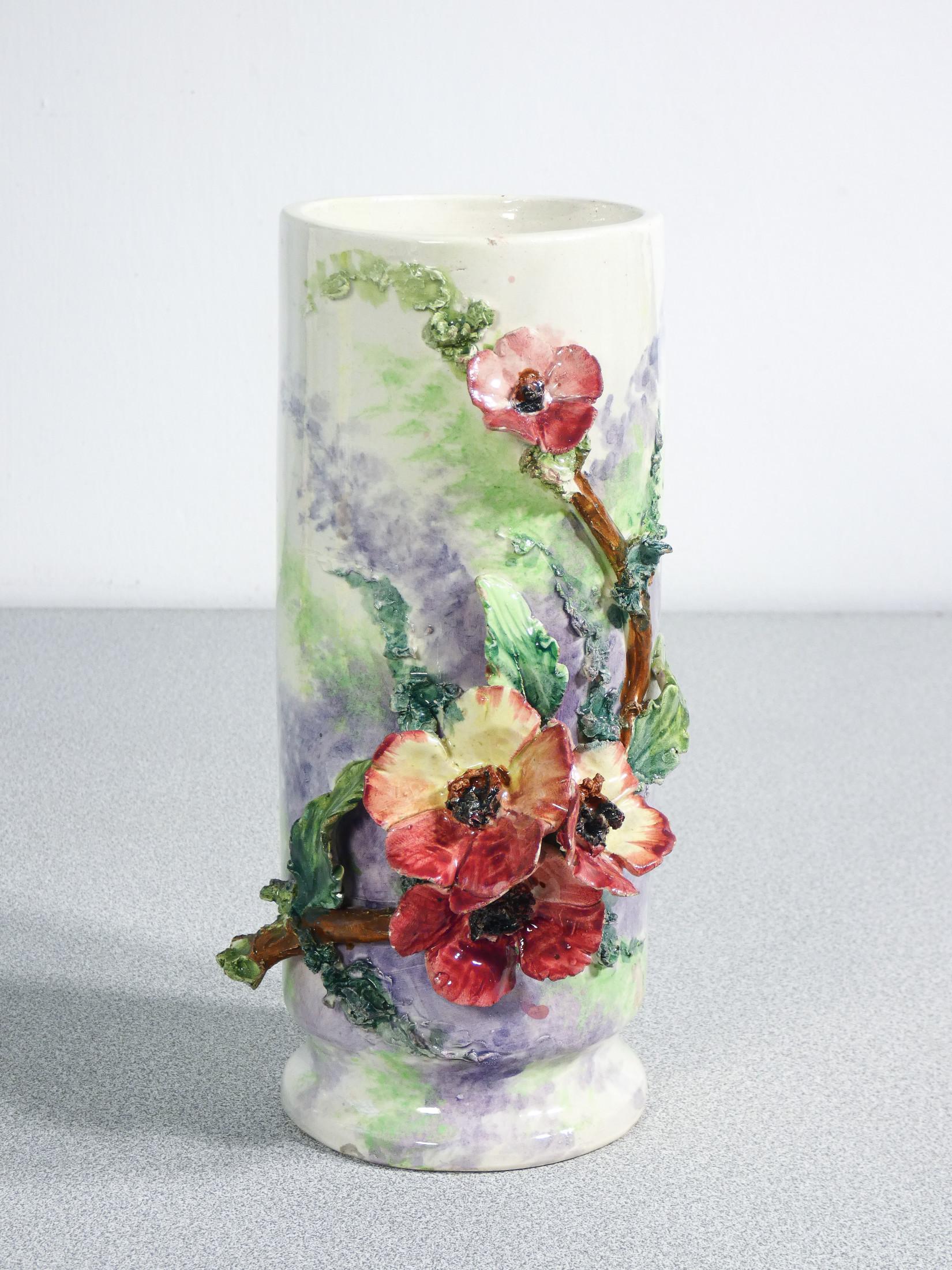 Ceramica Coppia di vasi in ceramica barbotine, decorati con fiori e foglie. France, 1930s in vendita