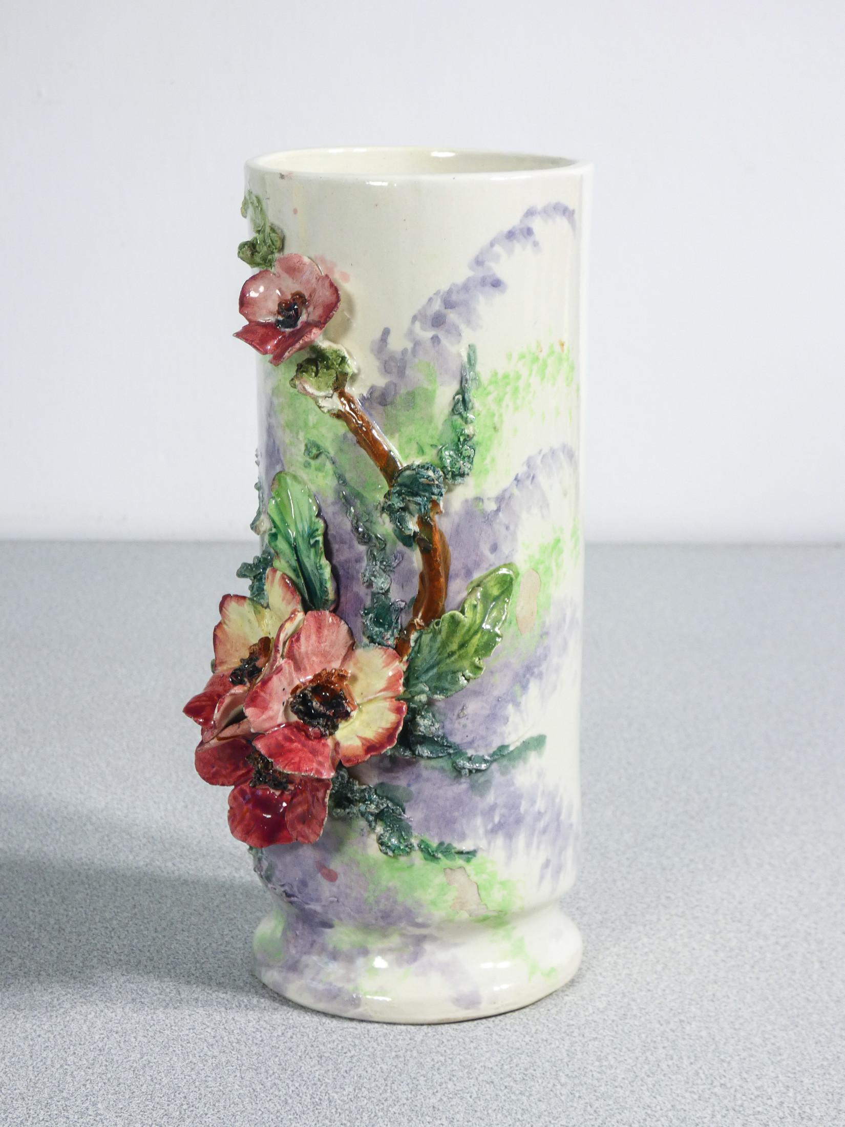 Coppia di vasi in ceramica barbotine, decorati con fiori e foglie. France, 1930s in vendita 1