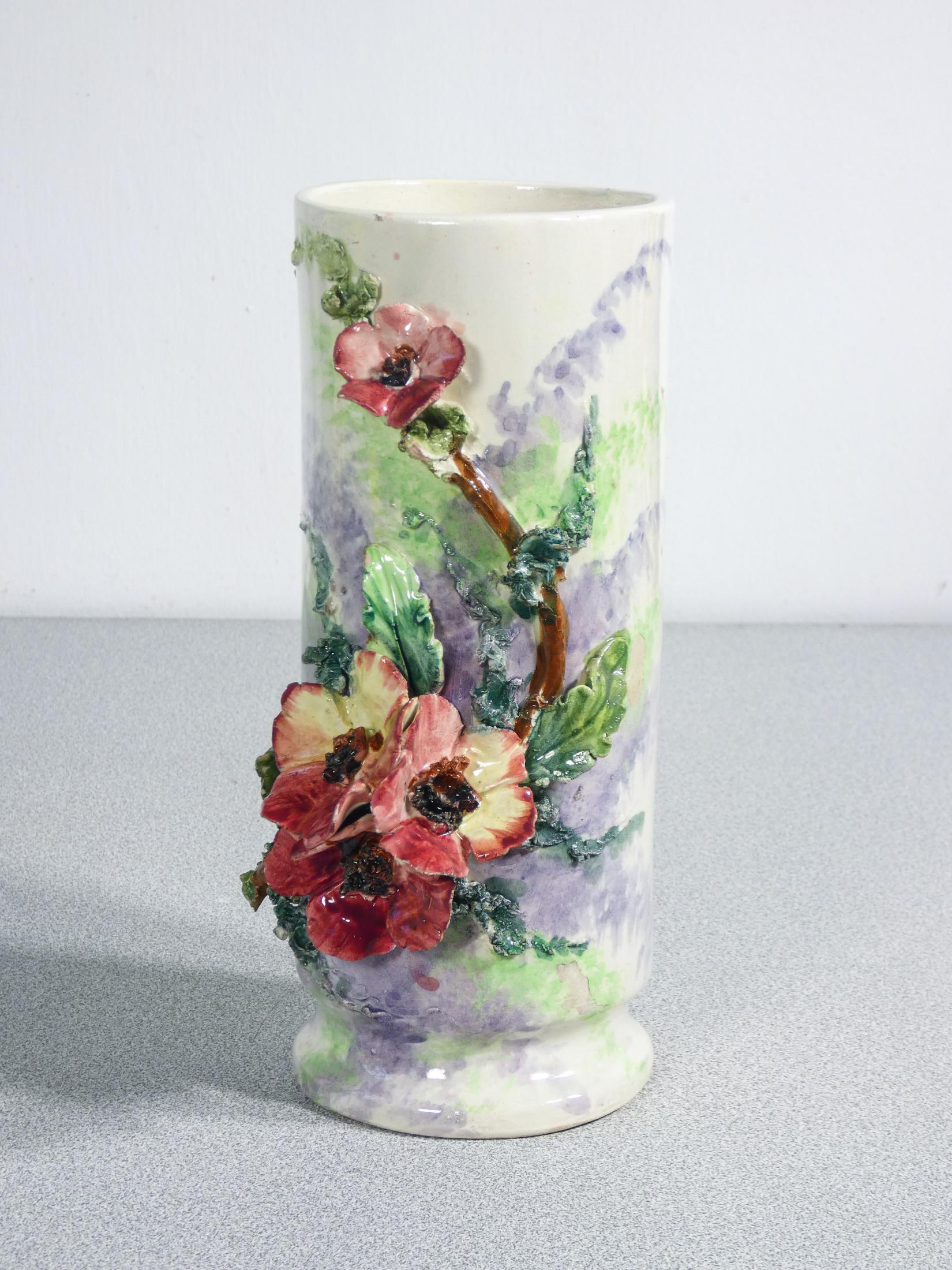 Coppia di vasi in ceramica barbotine, decorati con fiori e foglie. France, 1930s in vendita 2