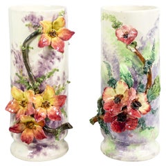 Paar Vasen aus Barbotine-Keramik, verziert mit Blumen und Blättern. Frankreich, 1930er Jahre