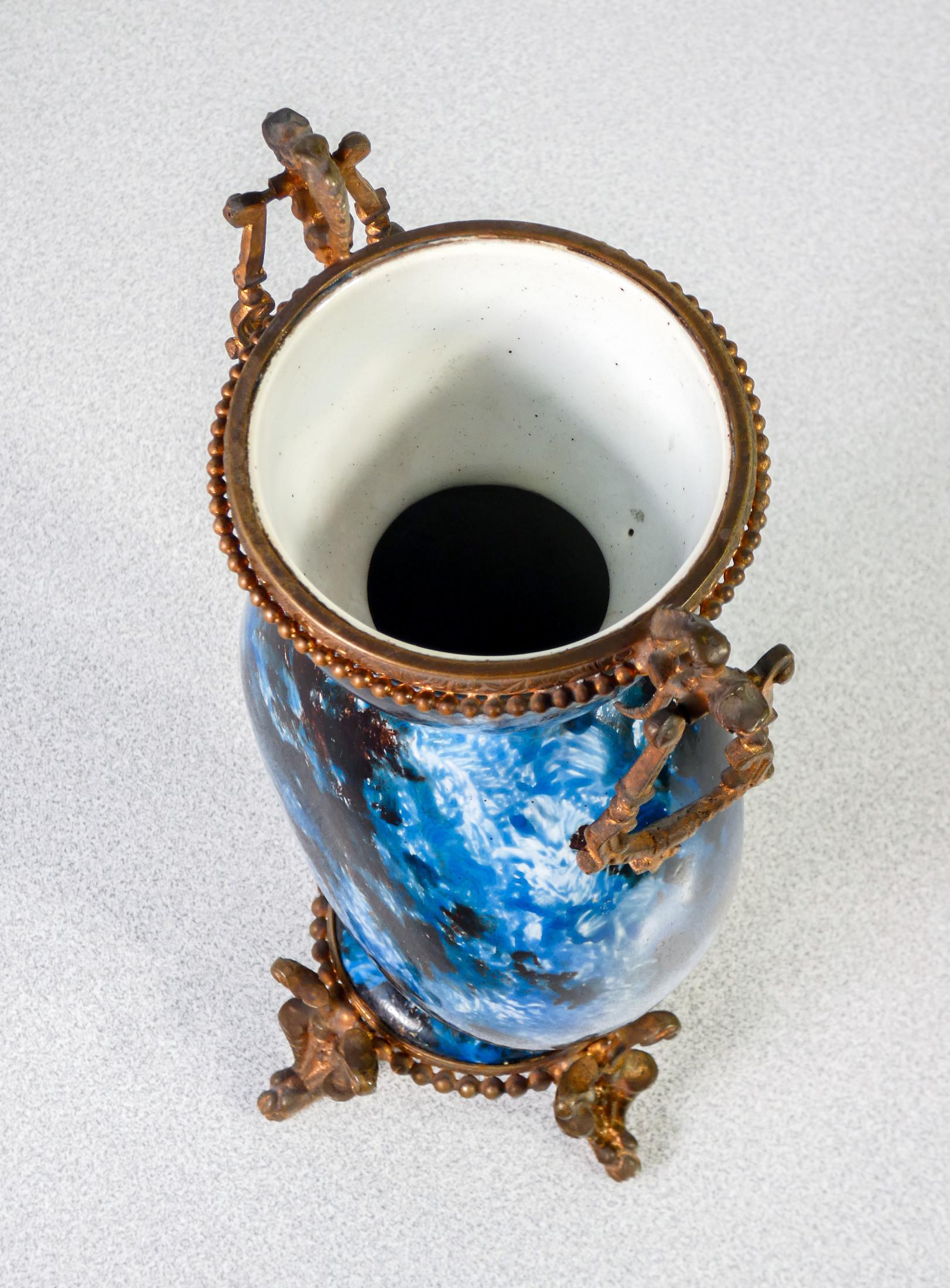 19th Century Paire de vases en céramique émaillée et peinte à la main et en bronze. Fin du 19e siècle en vente