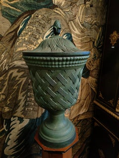 Paire de vases en fonte avec couvercles et colonnes en bois