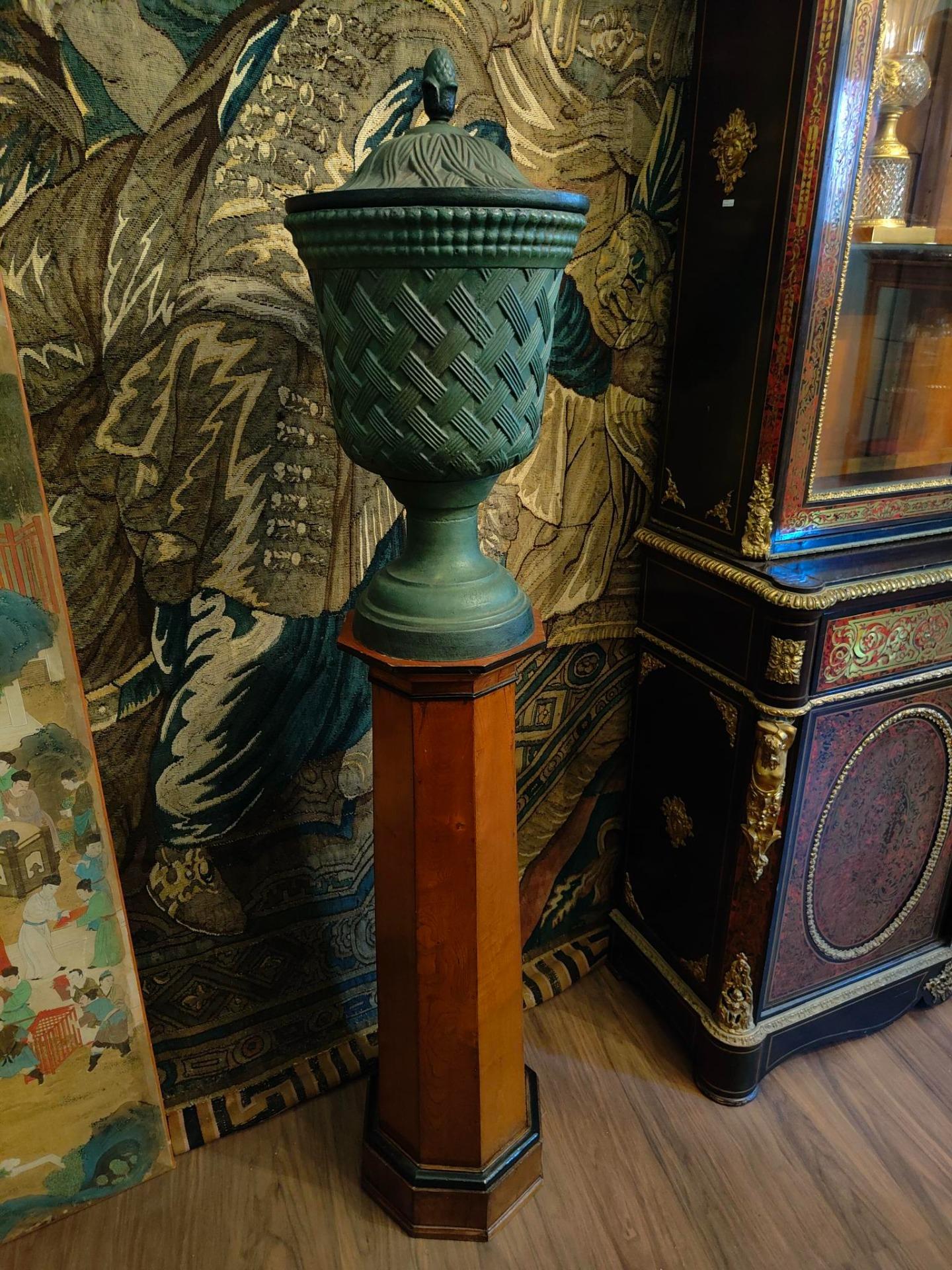 Empire  Paire de vases en fonte avec couvercles et colonnes en bois en vente