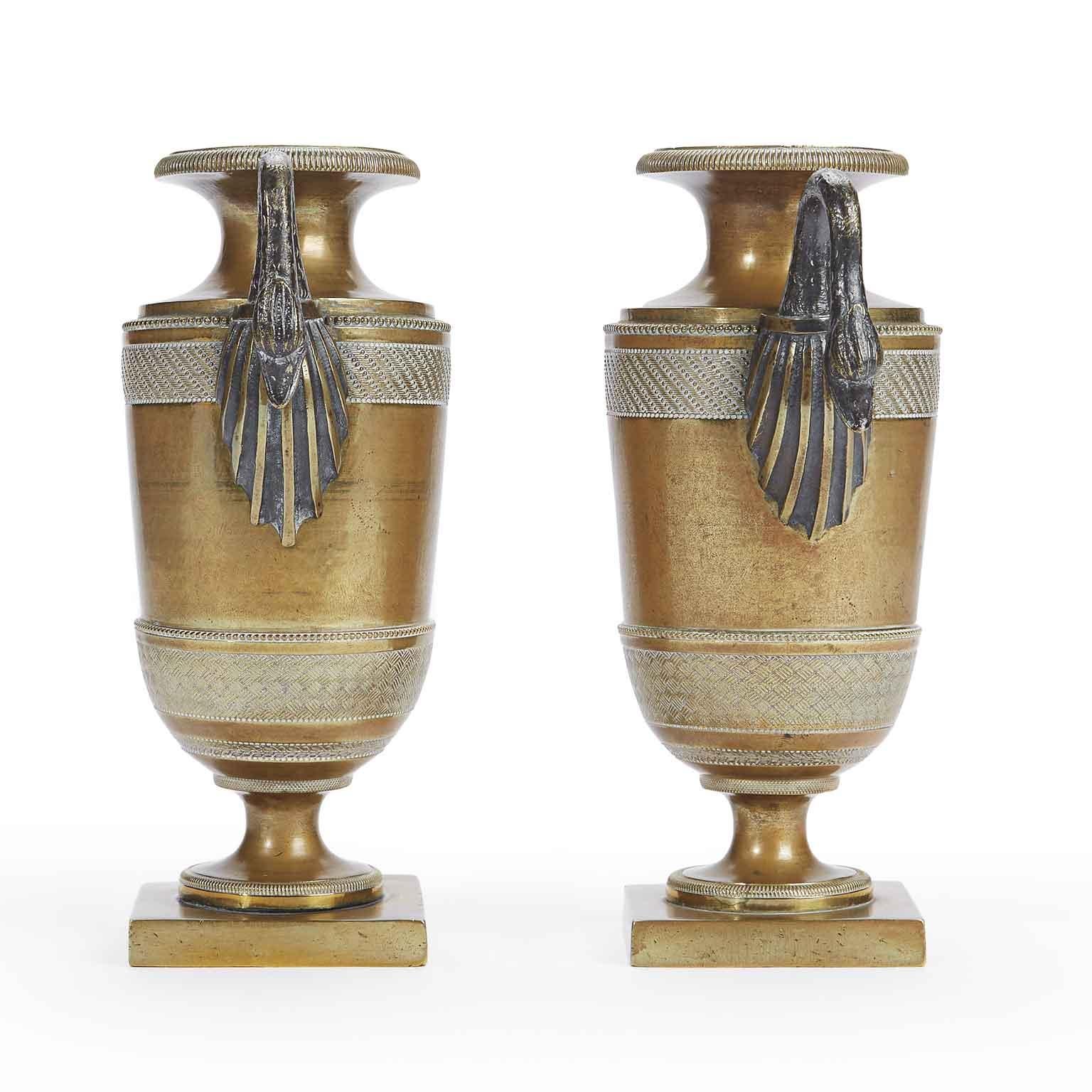 19th Century Coppia di Vasi Italiani Impero in Bronzo con Manici Argentati a Forma di Cigno