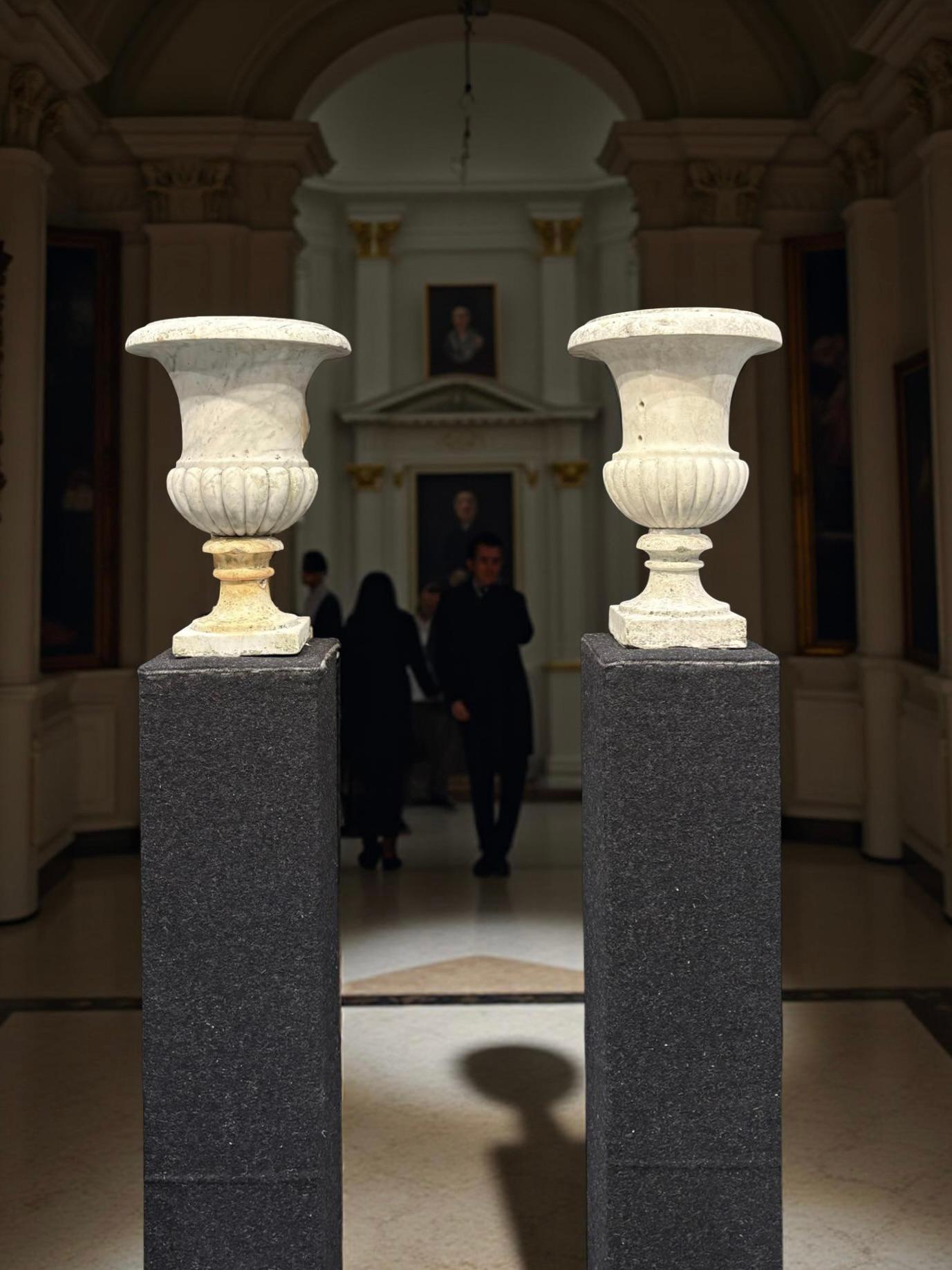 Pair of Medicean Vases in Carrara Marble 17th century period For Sale 3