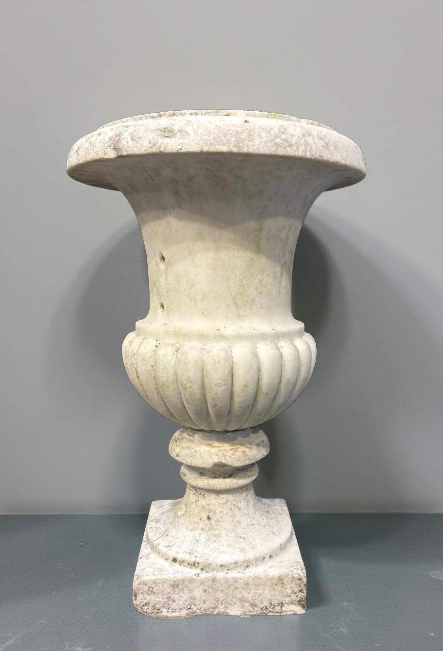 Hand-Crafted Pair of Medicean Vases in Carrara Marble 17th century period For Sale