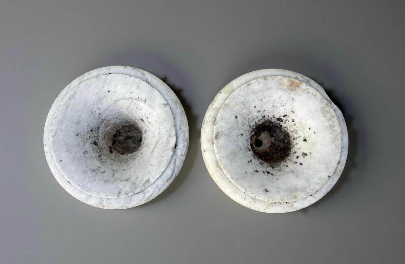 Pair of Medicean Vases in Carrara Marble 17th century period In Fair Condition For Sale In Pistoia, IT