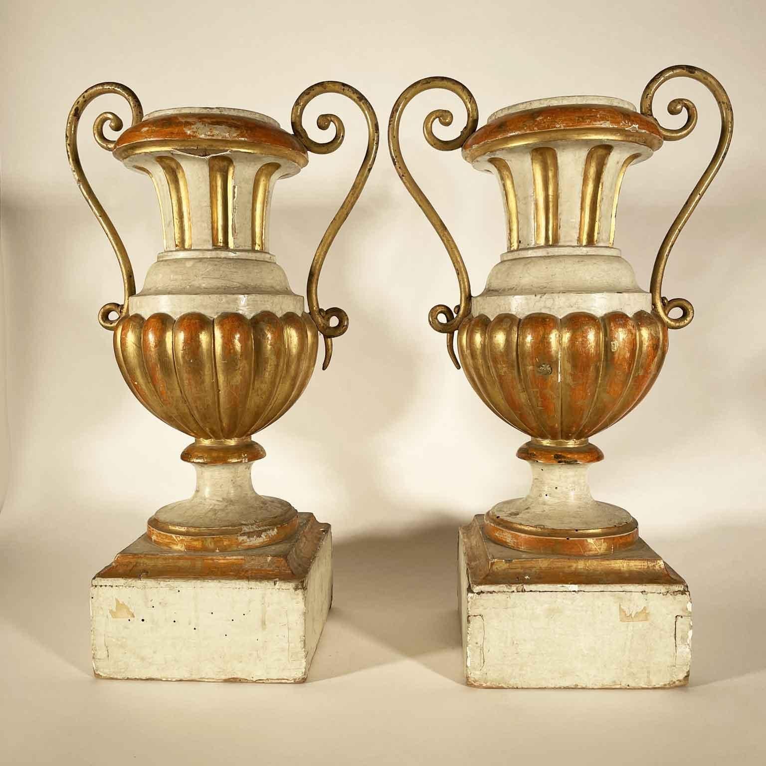 Coppia di Vasi Neoklassizistische italienische Lackkunst Avorio e Dorati Manici in Ferro 1780, Coppia di Vasi (Neoklassisches Revival) im Angebot