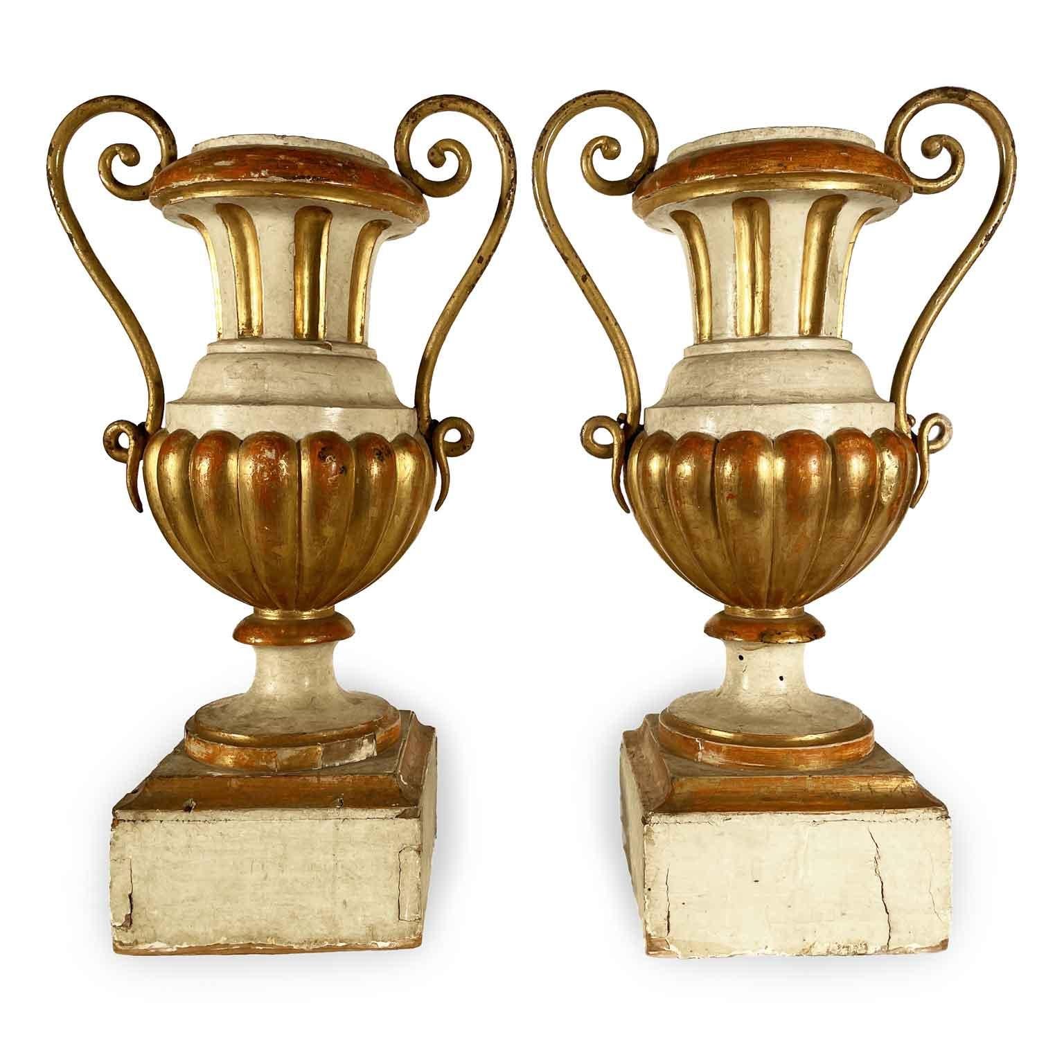 Coppia di Vasi Neoklassizistische italienische Lackkunst Avorio e Dorati Manici in Ferro 1780, Coppia di Vasi (18. Jahrhundert und früher) im Angebot