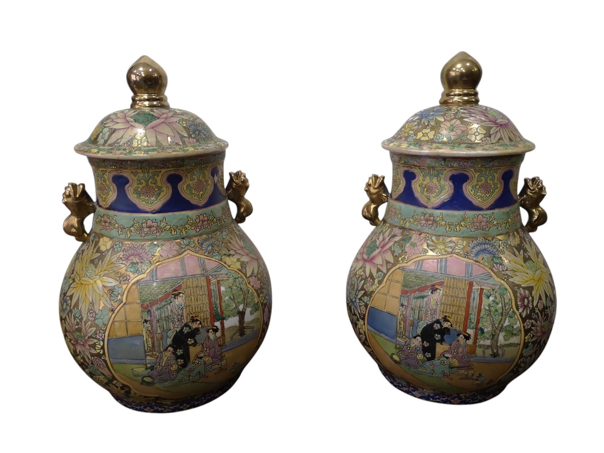 Coppia di Vasi Potiche con coperchio anni 20 dipinto a mano con bellissime decorazioni floreali e scene di Geisha su entrambi i lati e decori in oro come da foto.
Le misure sono:
Altezza cm 50
Larghezza centrale cm 30
Larghezza alla base cm 22
