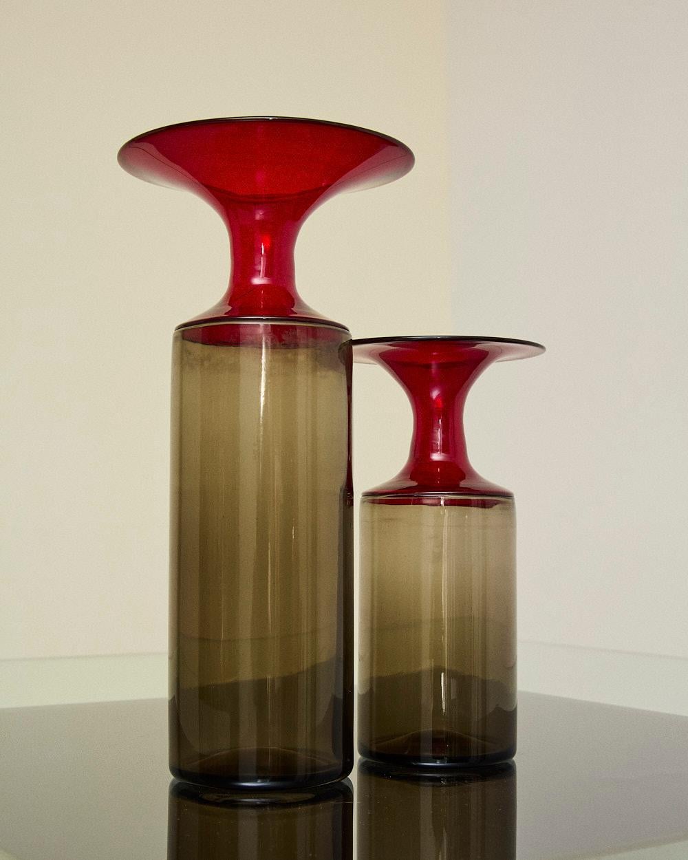 Paire de vases cylindriques appartenant à la série 