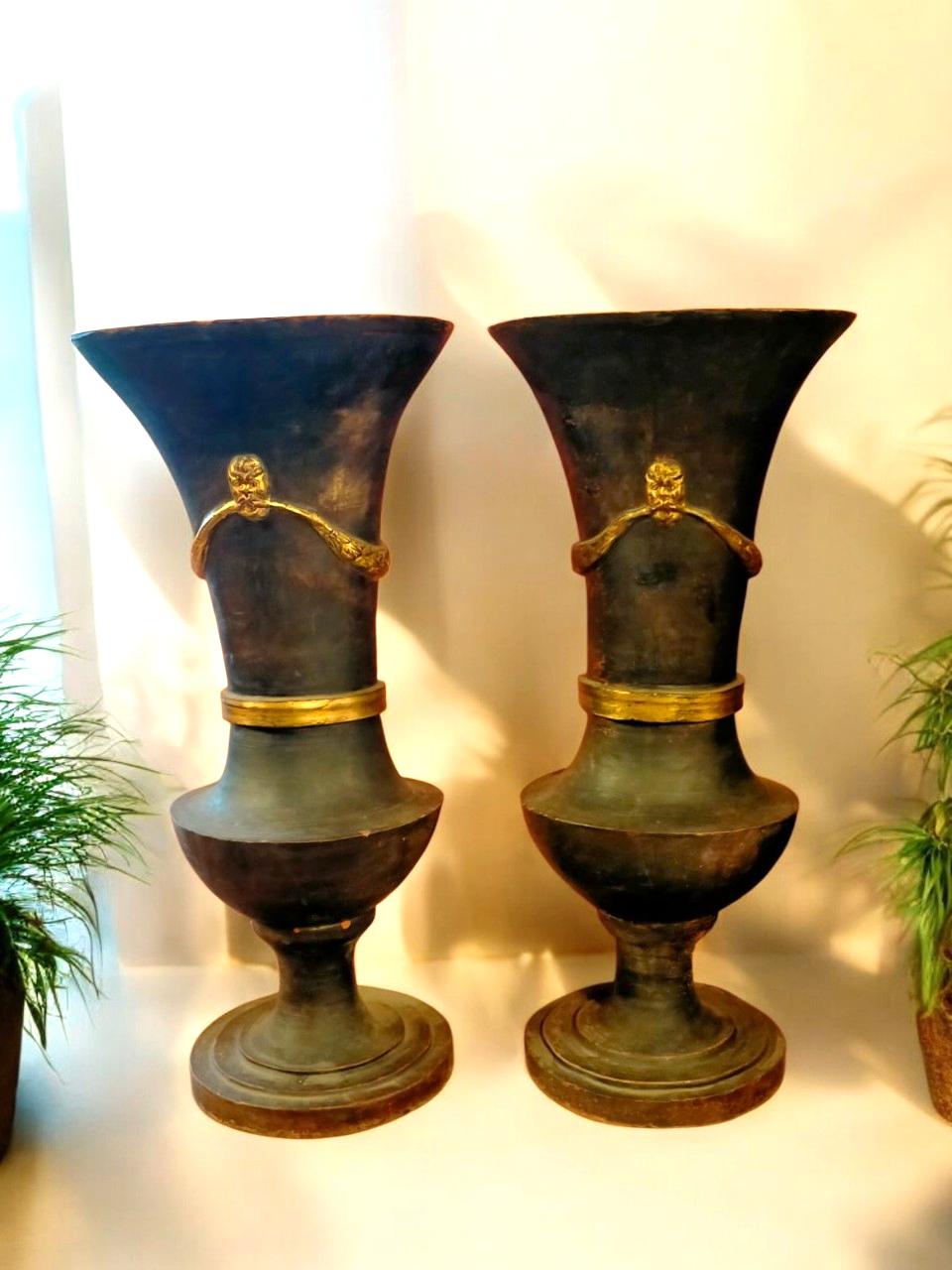 Coppia di vasi toscani neoclassici, toscani, dei primi dell’ 1800,  in terracotta una bella patina scura ed oro nei festoni e mascheroni.

Di forma classica, semplice ed elegante provenienti da una villa toscana
Ogni vaso è composto da due parti