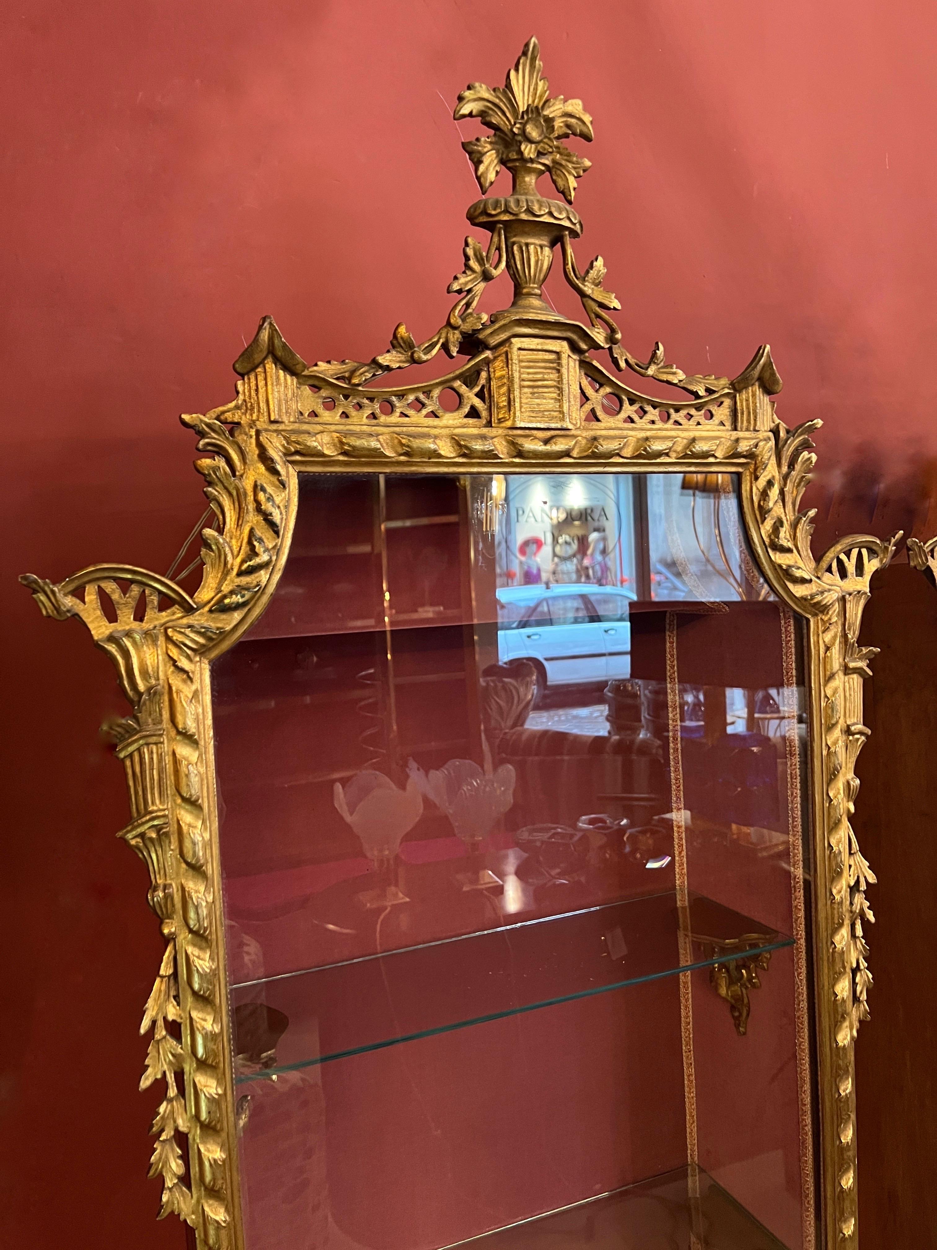 Coppia di vetrinette in legno dorato e intagliato con luce interna, primi '900. im Angebot 2