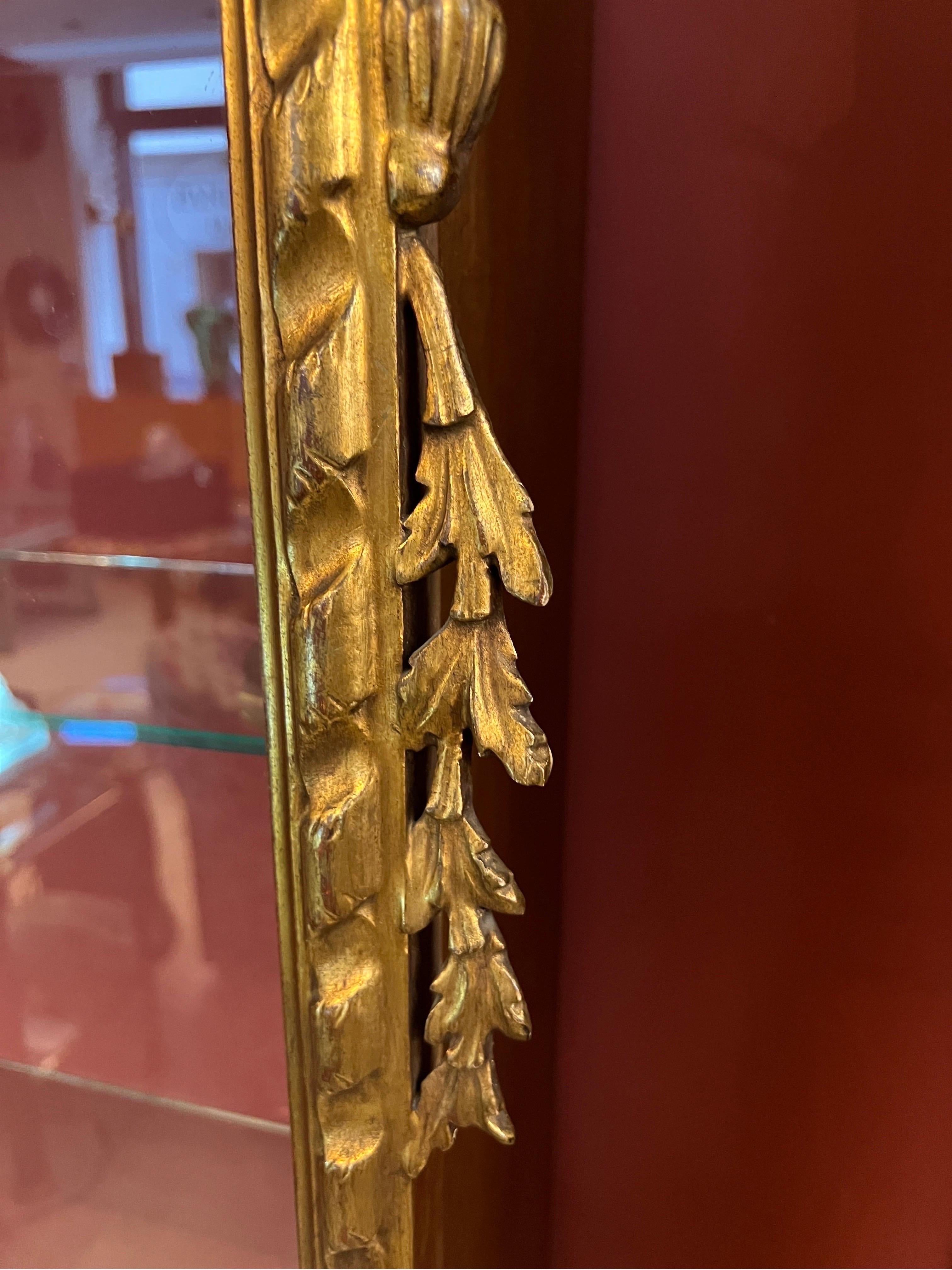 Coppia di vetrinette in legno dorato e intagliato con luce interna, primi '900. im Angebot 4
