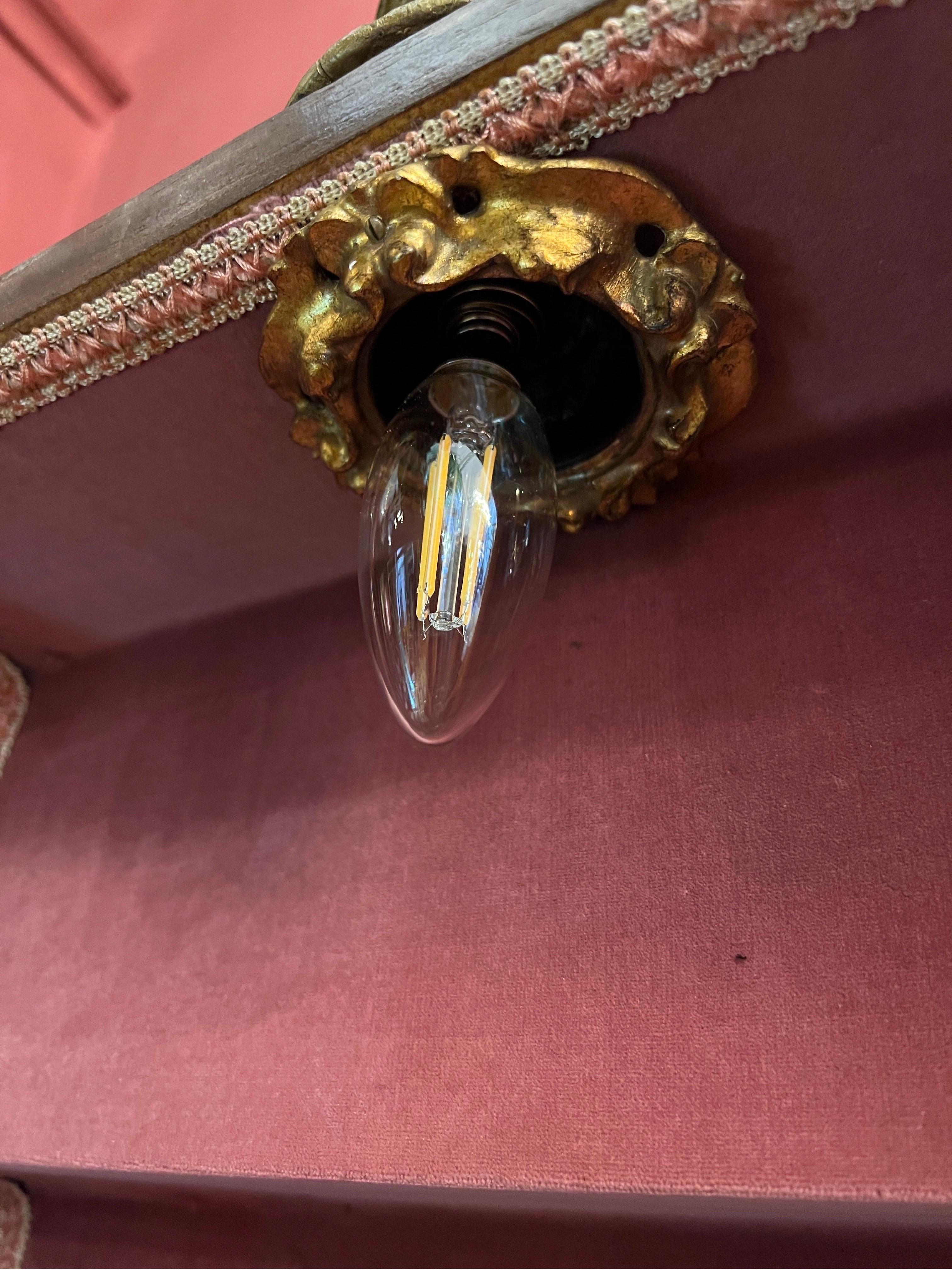 Coppia di vetrinette in legno dorato e intagliato con luce interna, primi '900. im Angebot 9