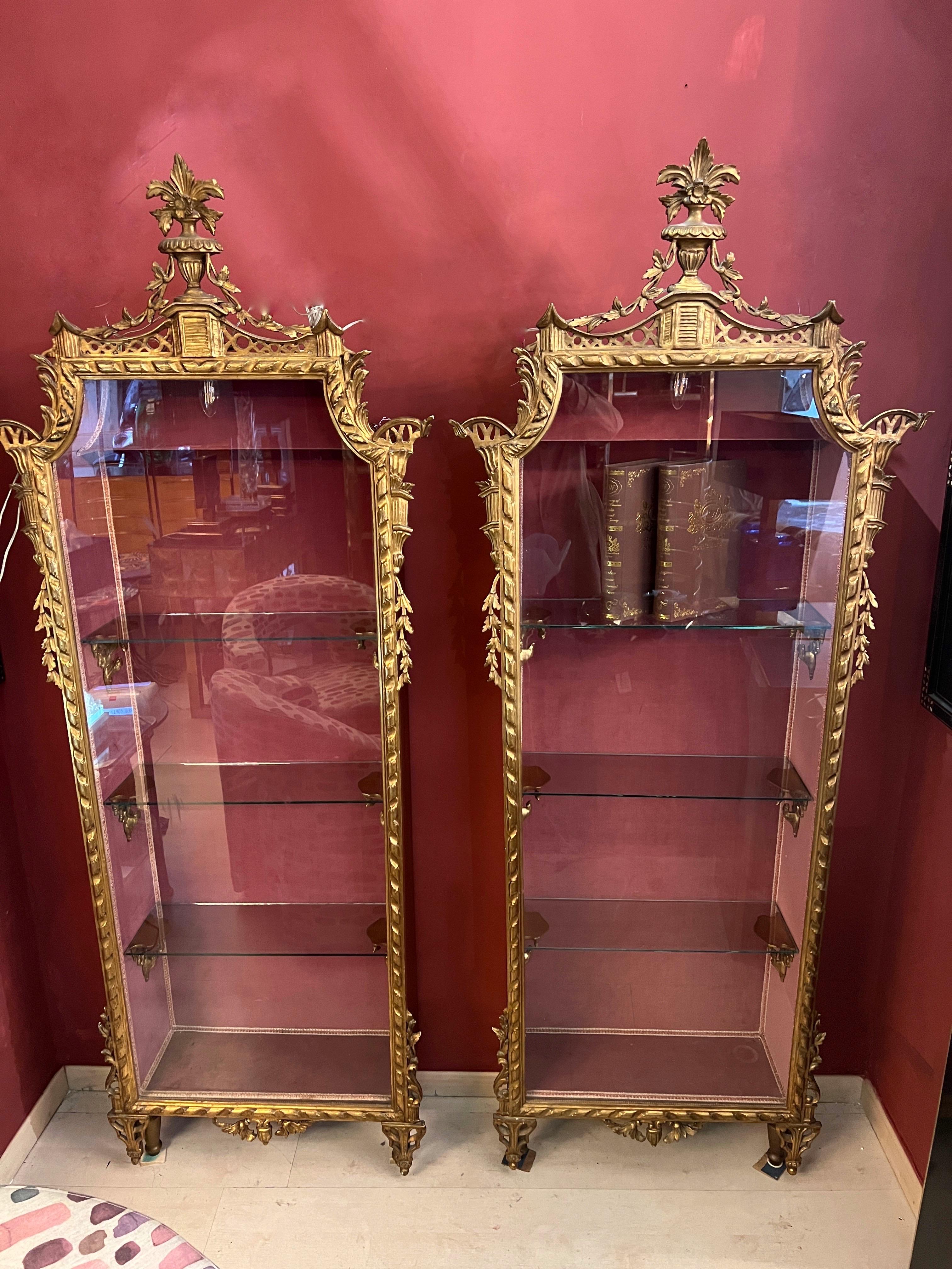 Coppia di vetrinette in legno dorato e intagliato con luce interna, primi '900. (Italienisch) im Angebot