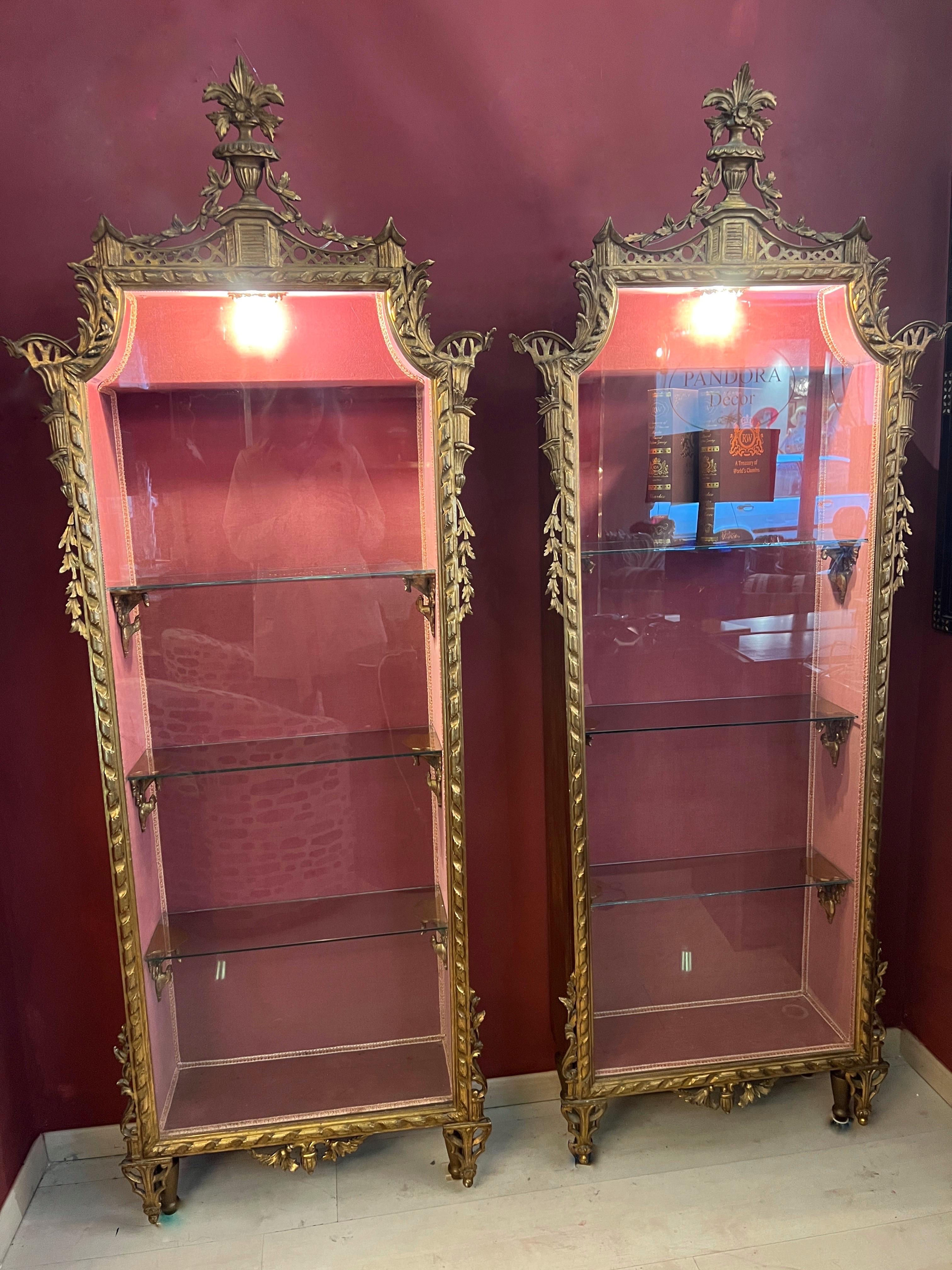 Coppia di vetrinette in legno dorato e intagliato con luce interna, primi '900. im Zustand „Gut“ im Angebot in Florence, IT