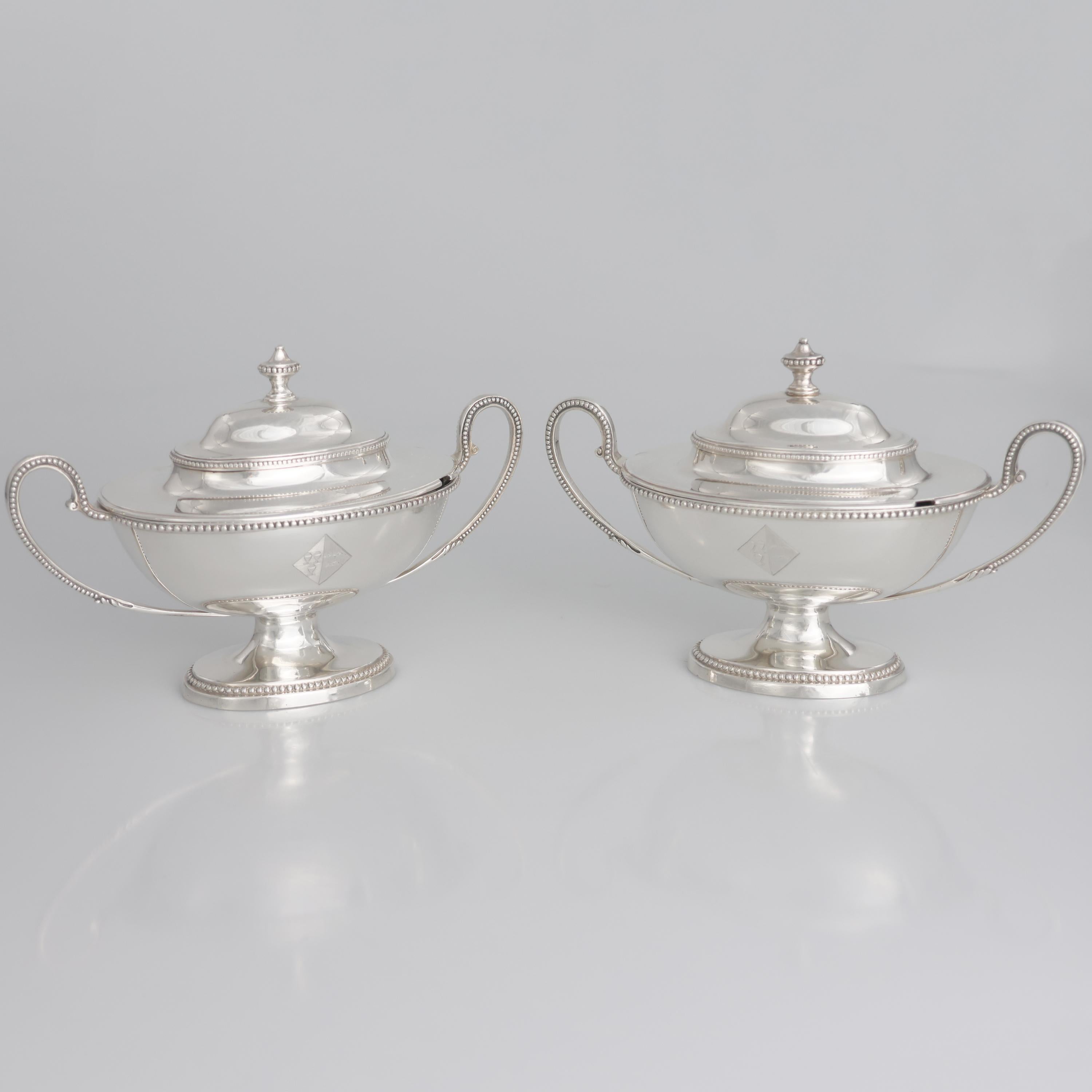 Descrizione
Coppia di zuccheriere con coperchi in argento sterling Giorgio III, Thomas Chawner, Londra, 1783. Forma ovale allungata con piede circolare rialzato e coperchio rimovibile. Due manici laterali ricurvi con dettagli a perline. Bordatura a