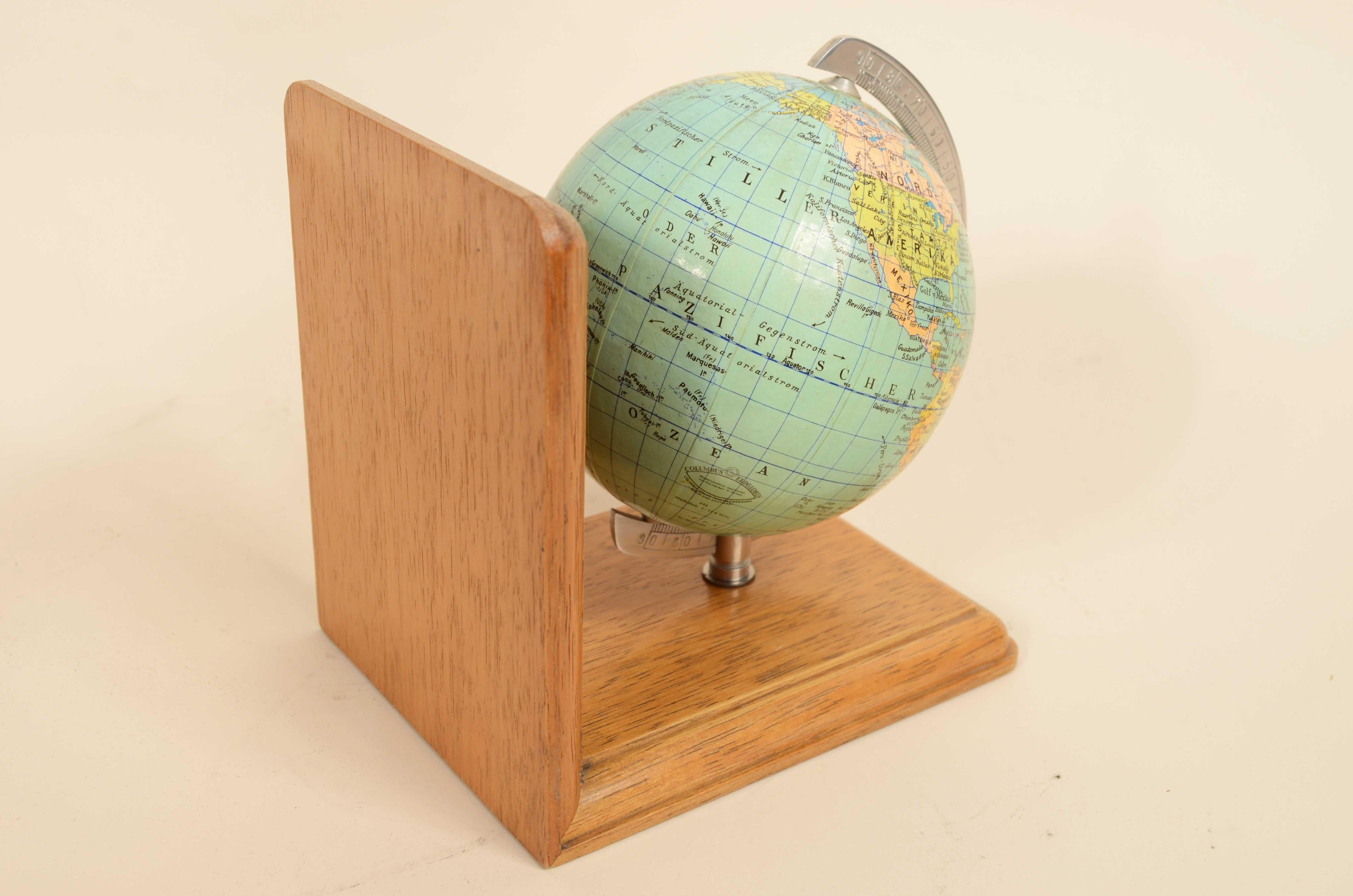 Paire de serre-livres base en bois de chêne avec globes terrestres et célestes Allemagne années 1950 en vente 7