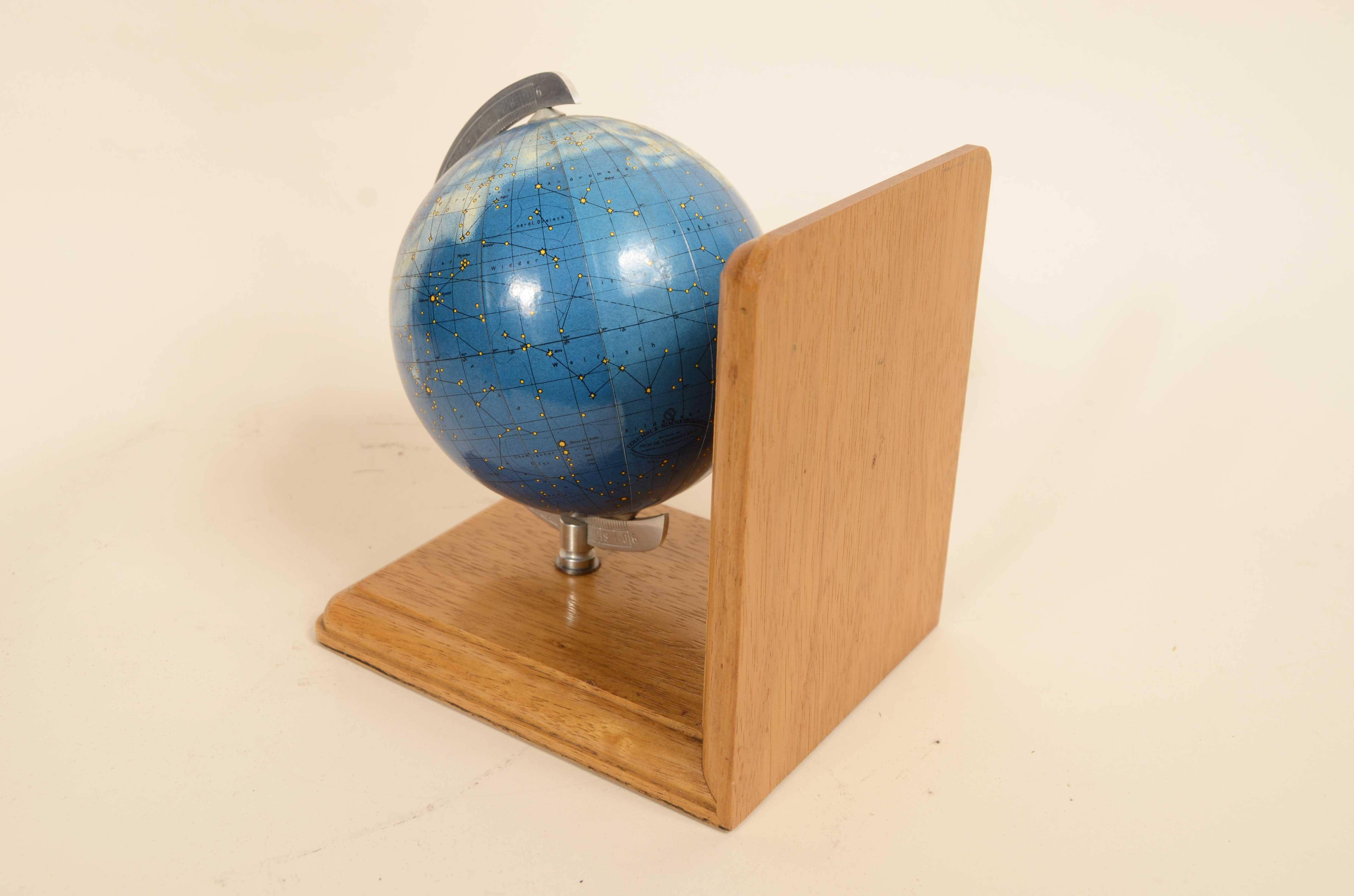 Paire de serre-livres base en bois de chêne avec globes terrestres et célestes Allemagne années 1950 en vente 10