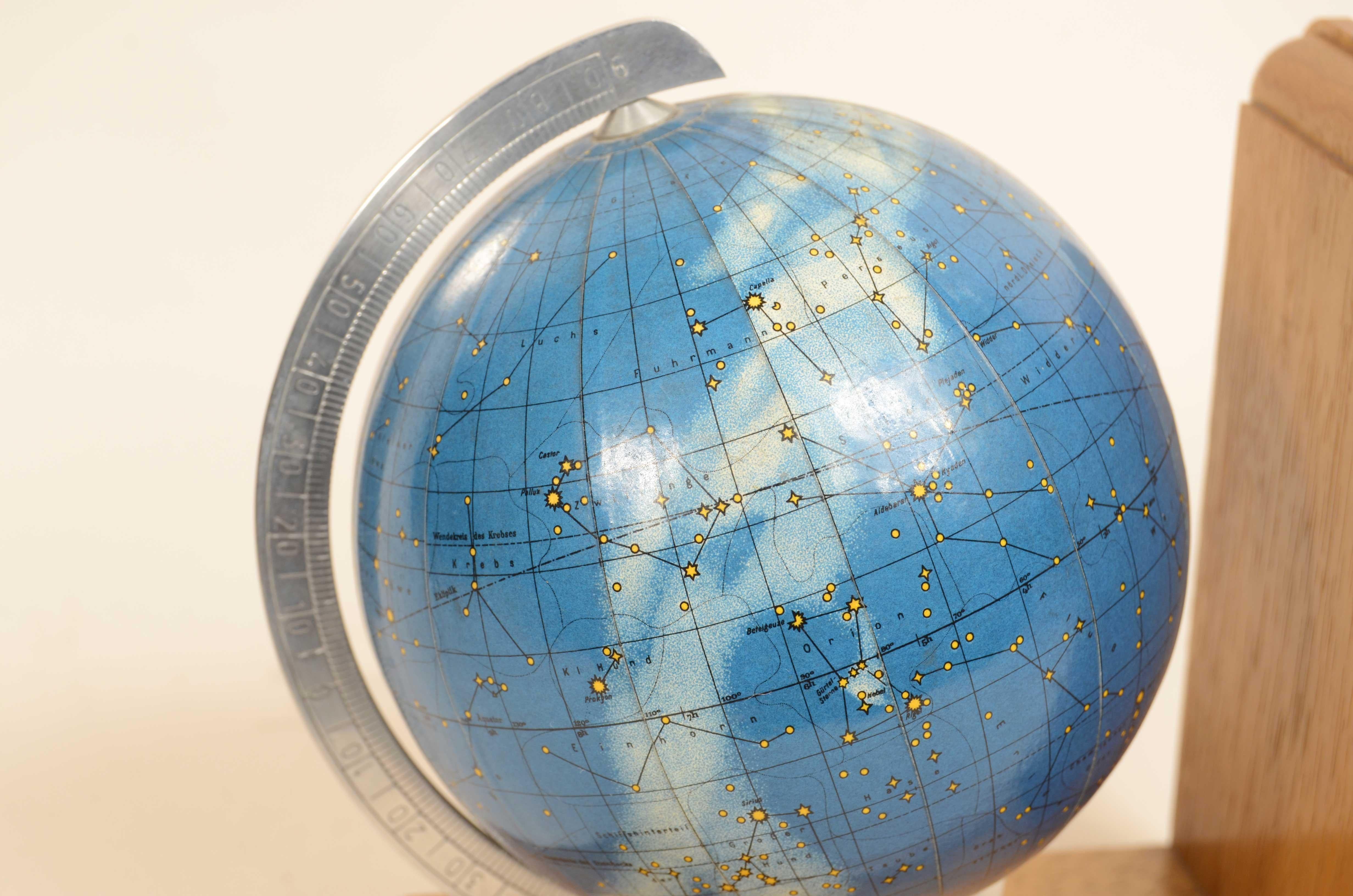 Paire de serre-livres base en bois de chêne avec globes terrestres et célestes Allemagne années 1950 en vente 11