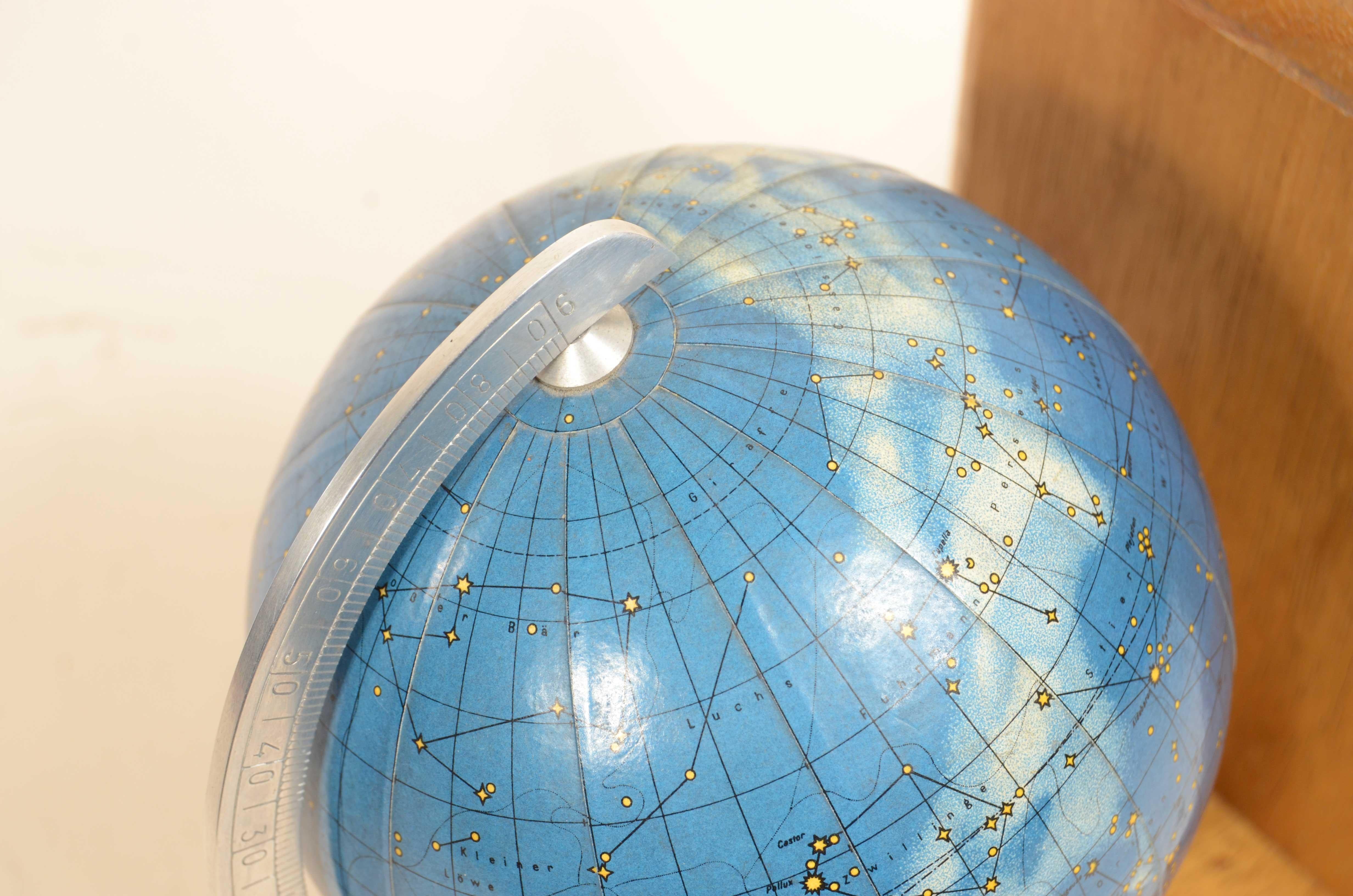 Paire de serre-livres base en bois de chêne avec globes terrestres et célestes Allemagne années 1950 en vente 12