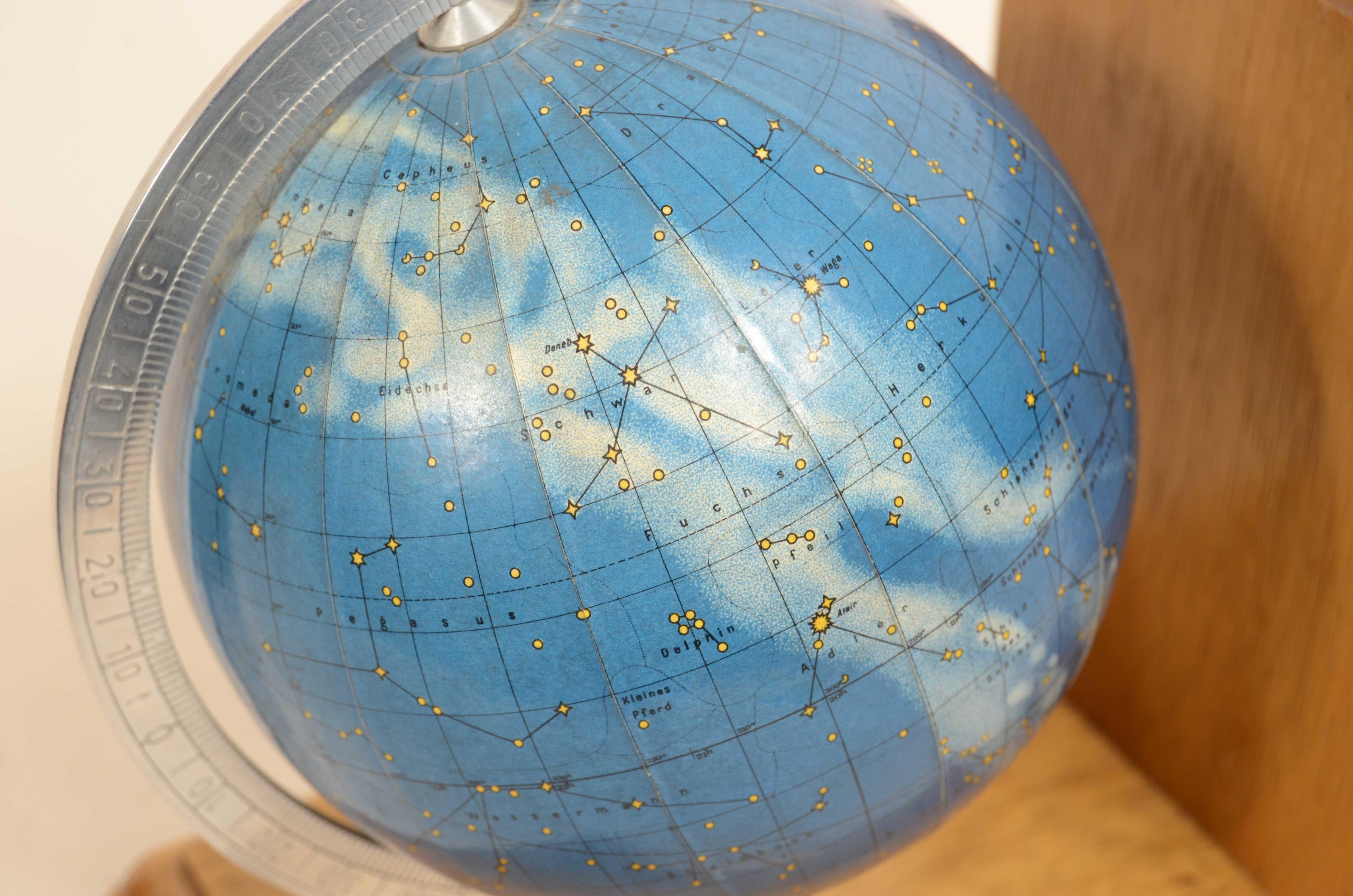 Paire de serre-livres base en bois de chêne avec globes terrestres et célestes Allemagne années 1950 en vente 13