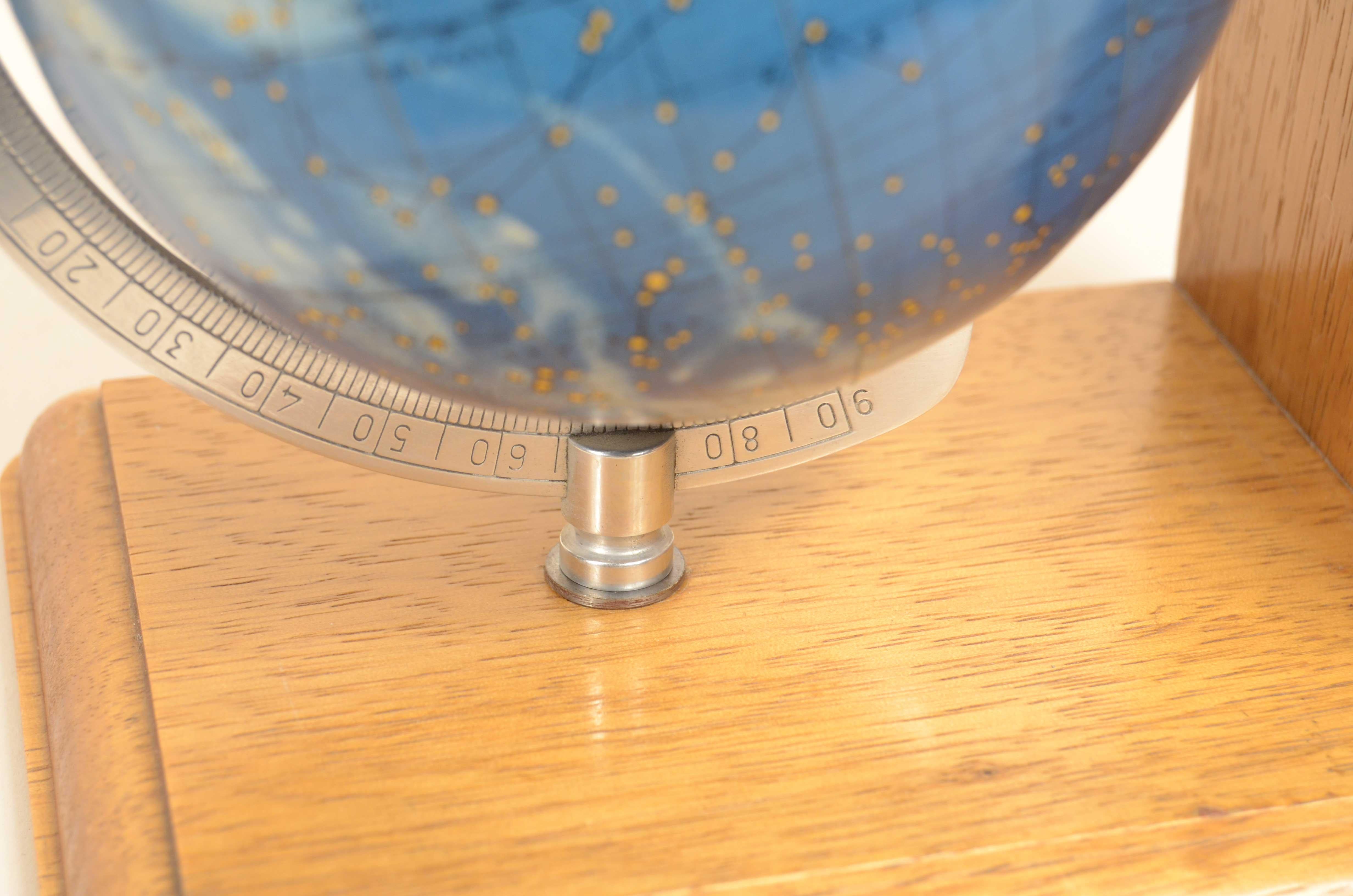 Paire de serre-livres base en bois de chêne avec globes terrestres et célestes Allemagne années 1950 en vente 14
