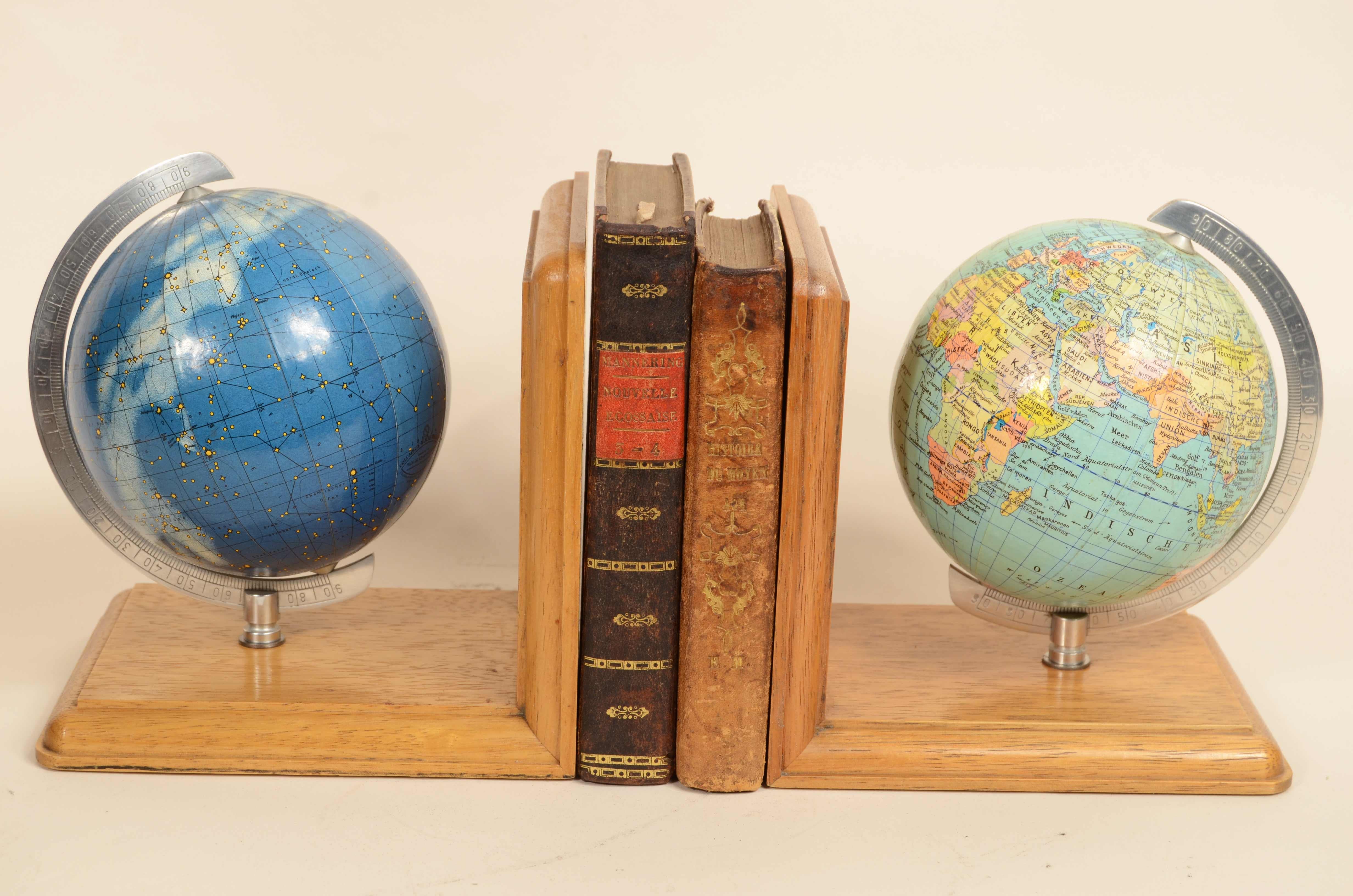 Paire de serre-livres sur planche de chêne supportant deux petits globes terrestres et célestes.  Édité par Columbus Schulerglobus, cartographe du professeur Paul Oestergaard Berlin Stuttgart dans les années 1960. Base en bois de chêne, sphères en