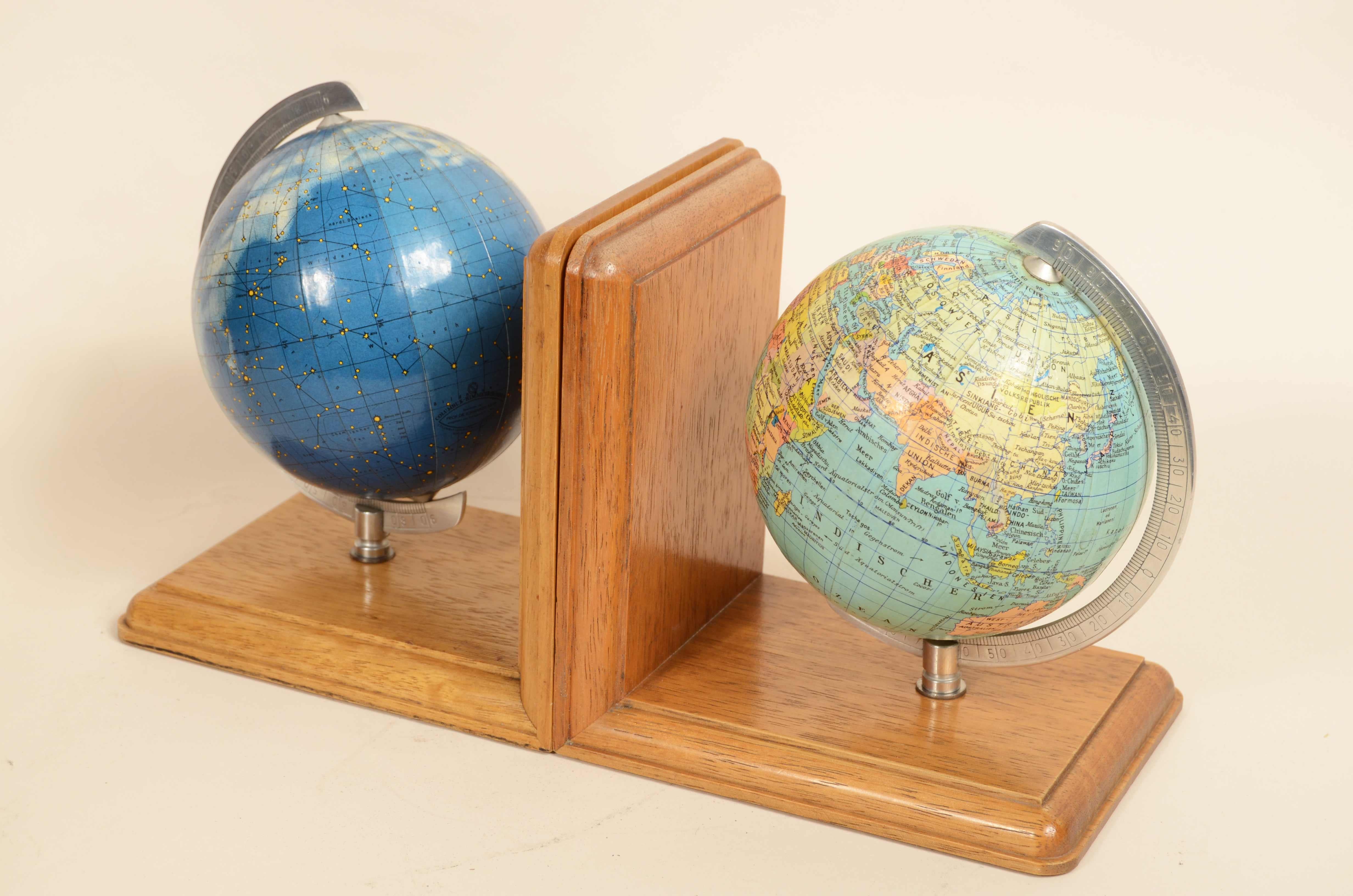 Paire de serre-livres base en bois de chêne avec globes terrestres et célestes Allemagne années 1950 Bon état - En vente à Milan, IT