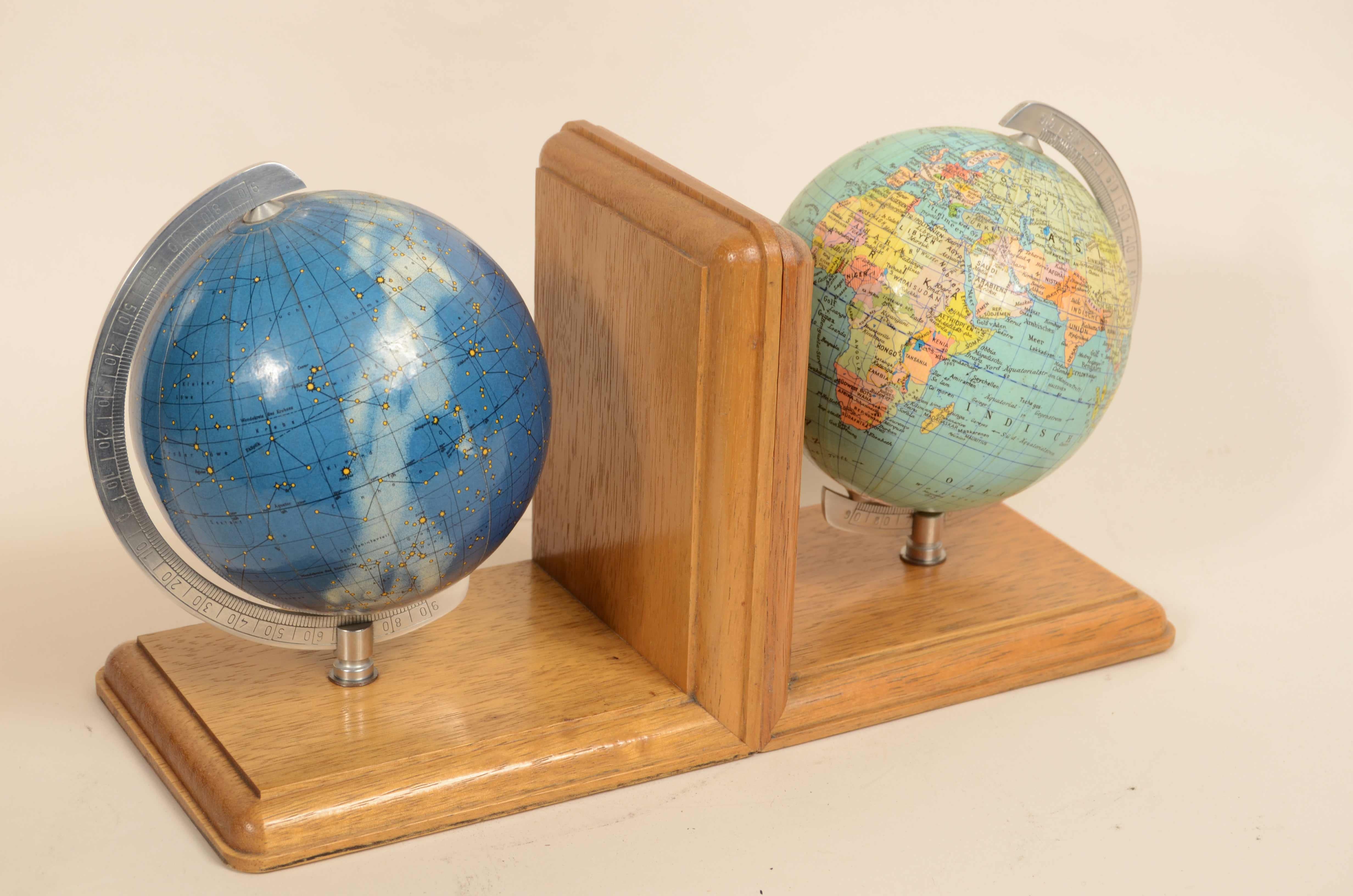 20th Century Paire de serre-livres base en bois de chêne avec globes terrestres et célestes Allemagne années 1950 en vente