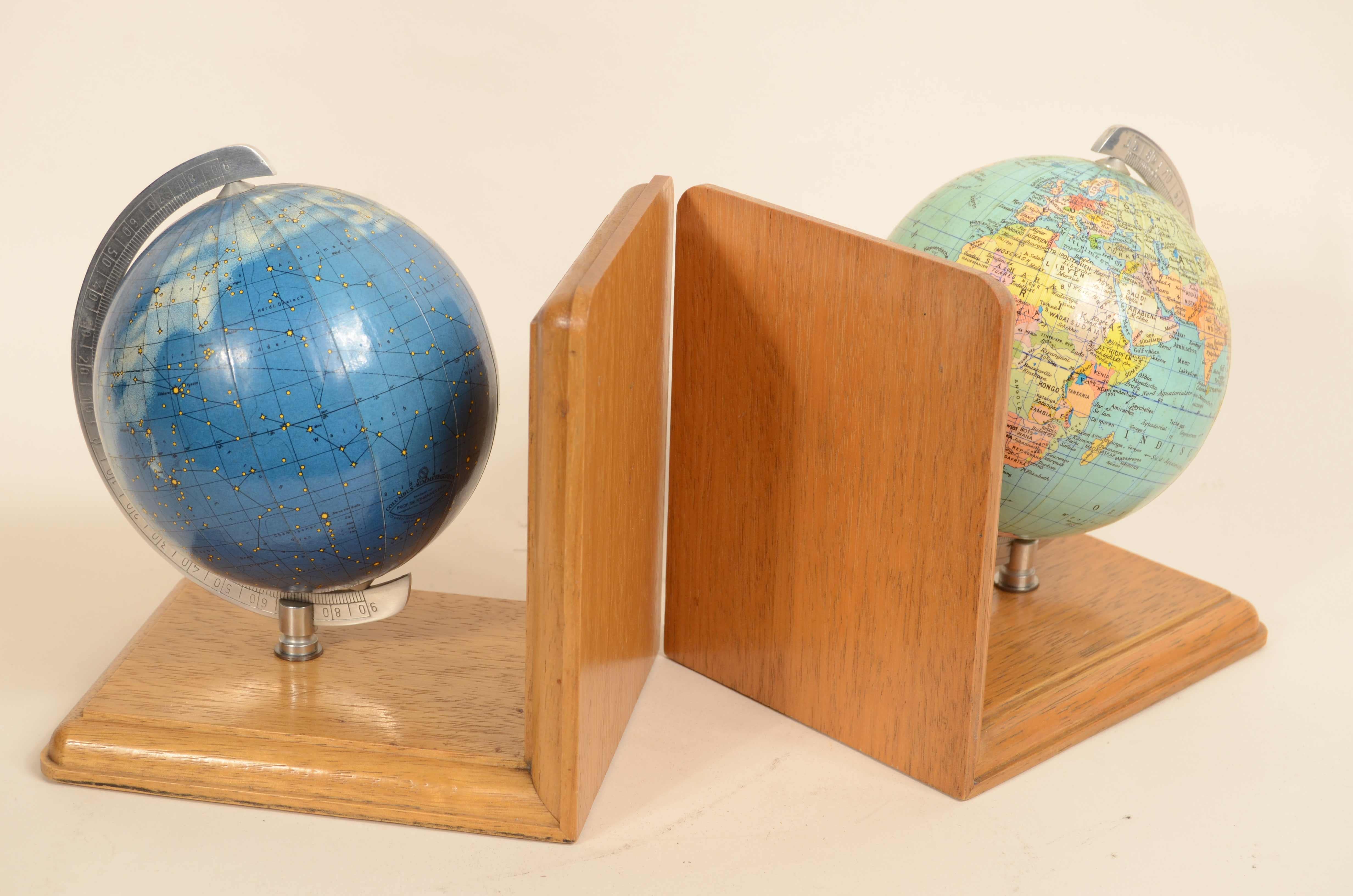 Bois Paire de serre-livres base en bois de chêne avec globes terrestres et célestes Allemagne années 1950 en vente